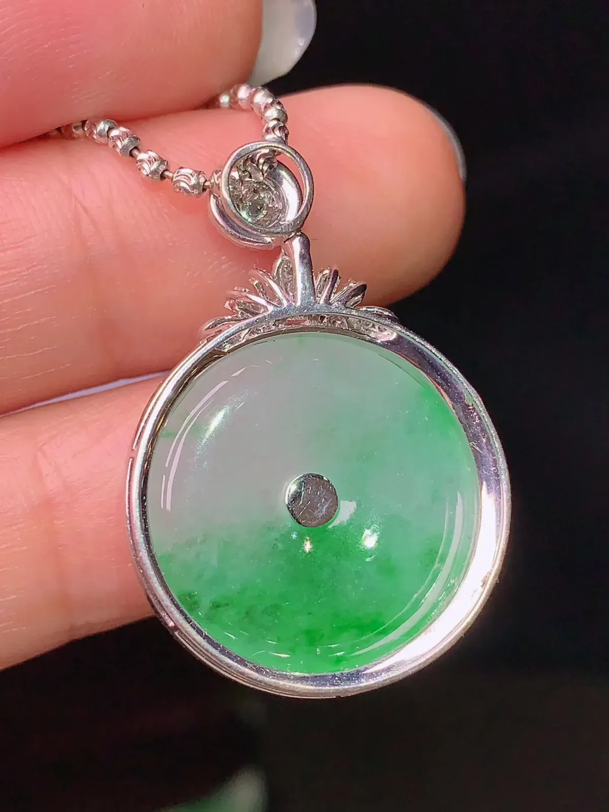 18k金钻镶嵌翠绿平安扣吊坠 玉质细腻 色泽艳丽 整体尺寸29.5*20.5*6.3