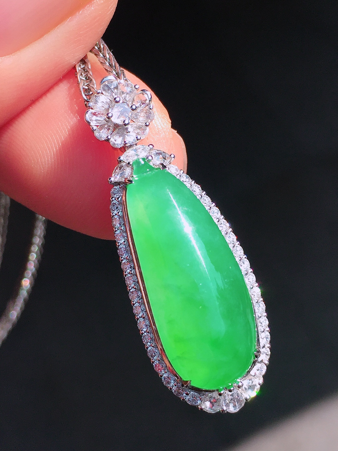 阳绿福瓜吊坠，色泽均匀艳丽，玉质细腻，荧光感超
强，饱满圆润，尽显优雅气质，18k
金豪华镶嵌