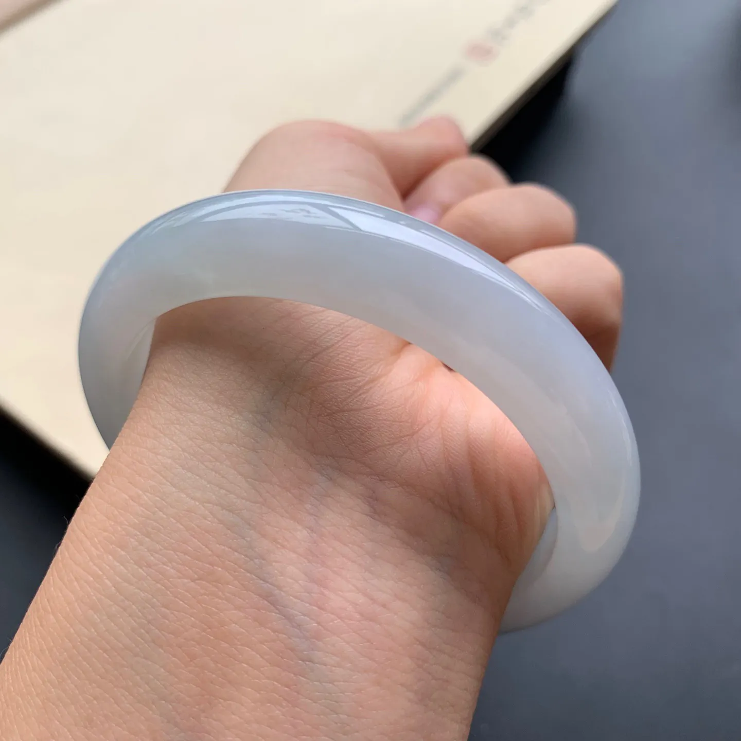 57.3圈口冰糯正圈手镯 尺寸：57.3-12.6-9.6，无纹裂，细腻起胶，白净光滑