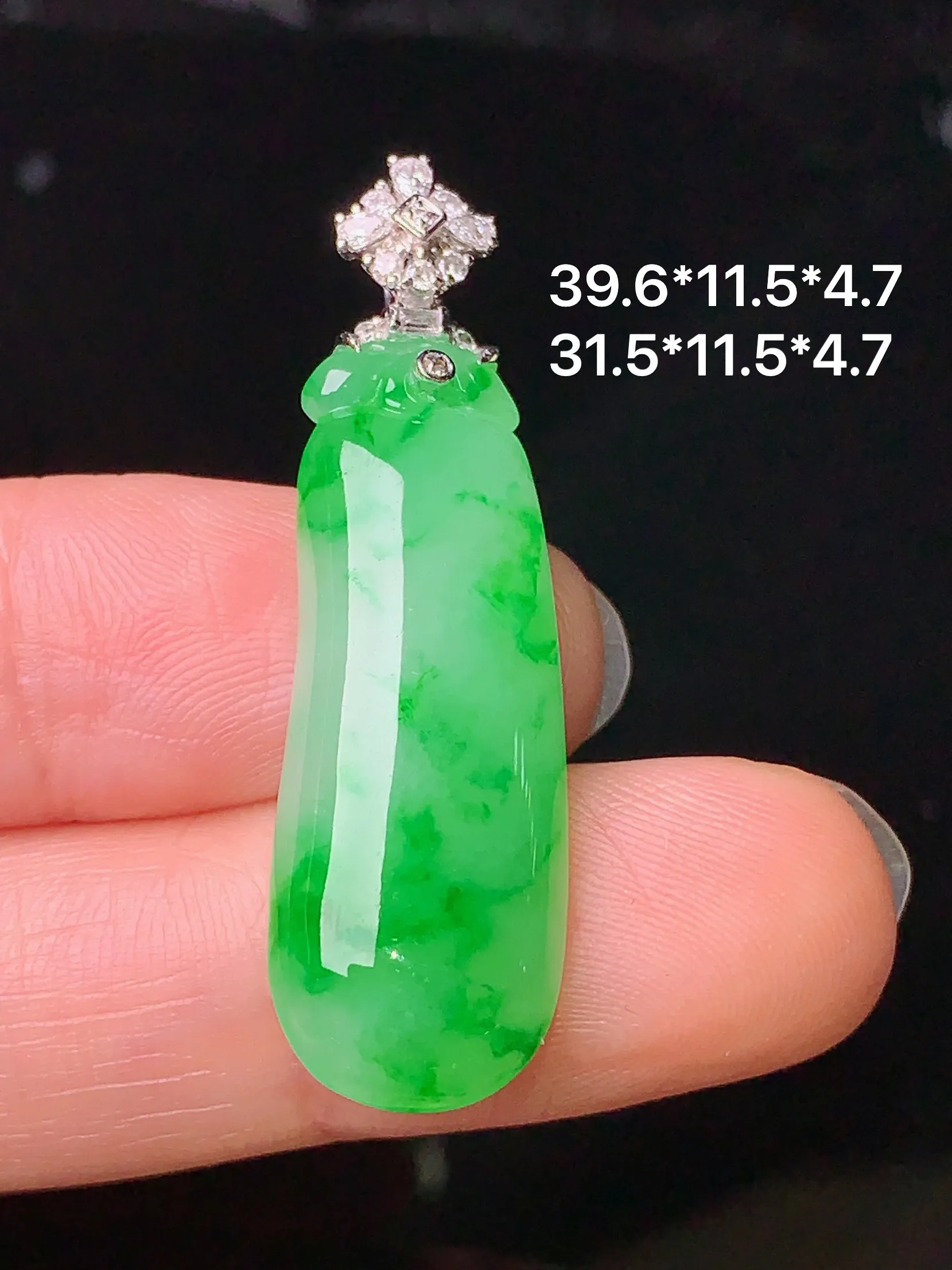 18k金钻镶嵌翠绿福瓜吊坠 玉质细腻 色泽艳丽 整体尺寸39.6*11.5*4.7