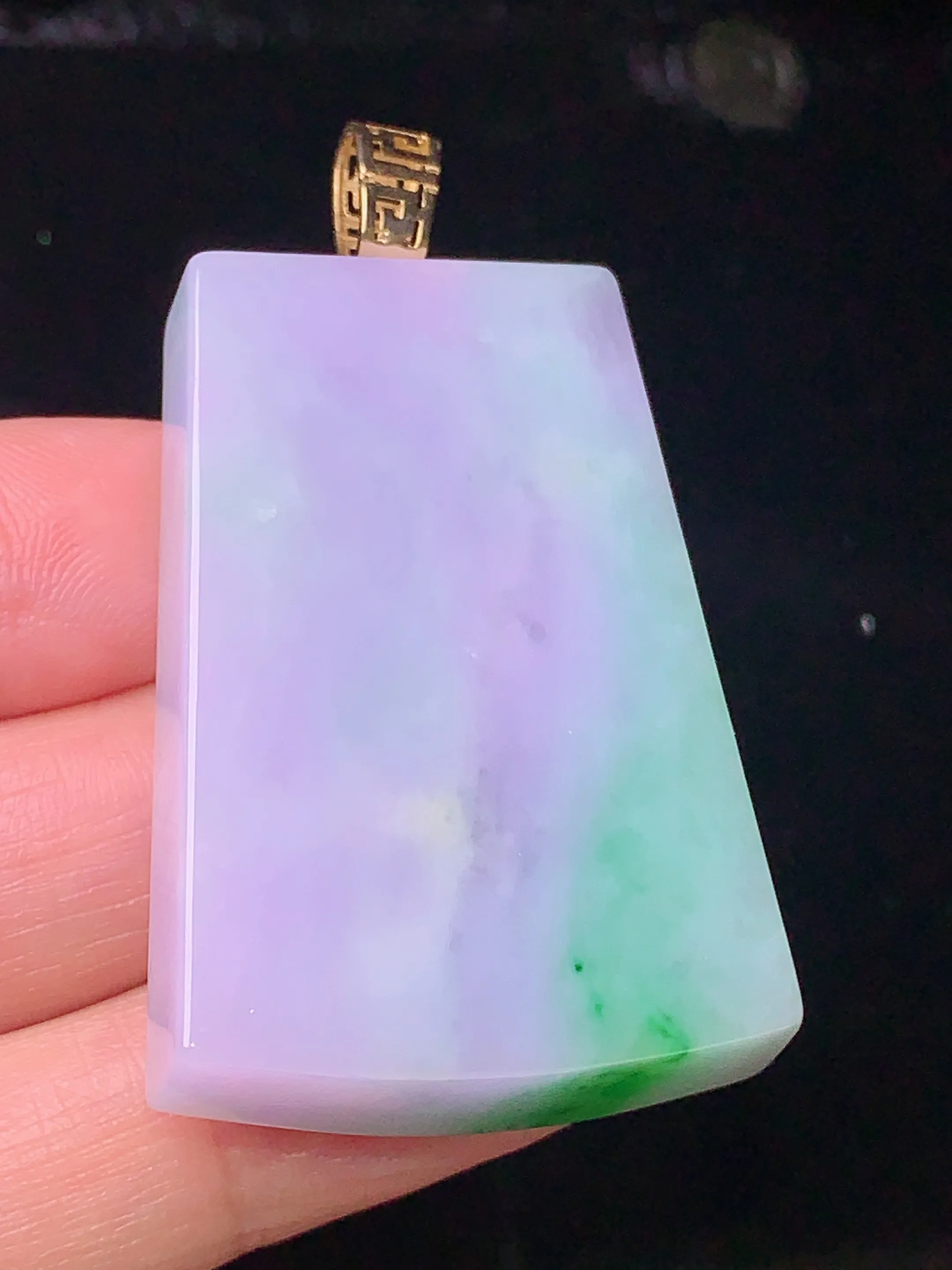 18k金镶嵌淡春彩无事牌吊坠 玉质细腻 色泽艳丽 整体尺寸50.7*28.8*8.5