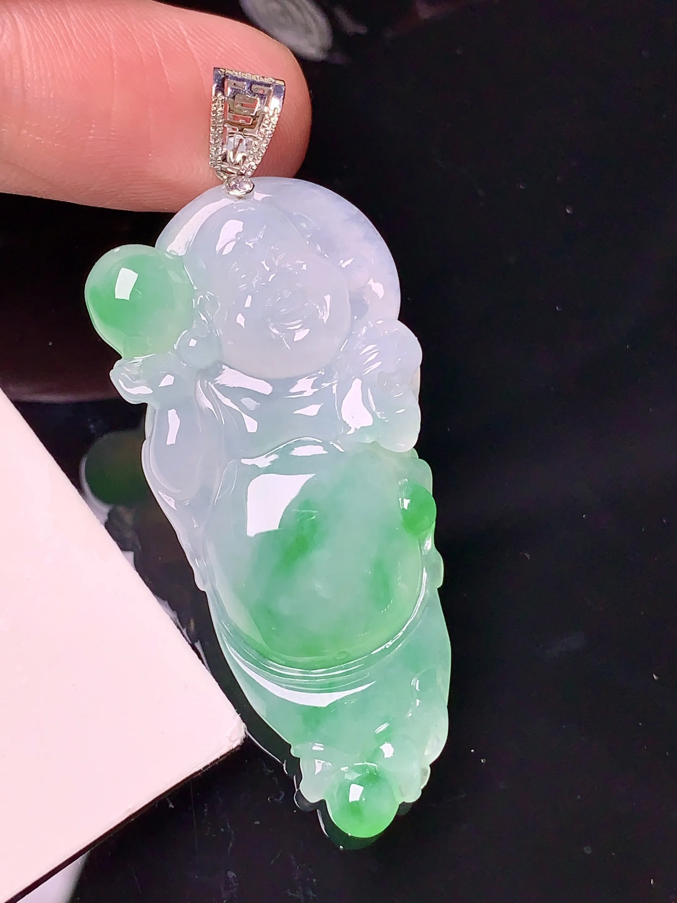 18k金镶嵌飘绿逍遥佛公吊坠 玉质细腻 色泽清新艳丽 整体尺寸44.6*21*6.2