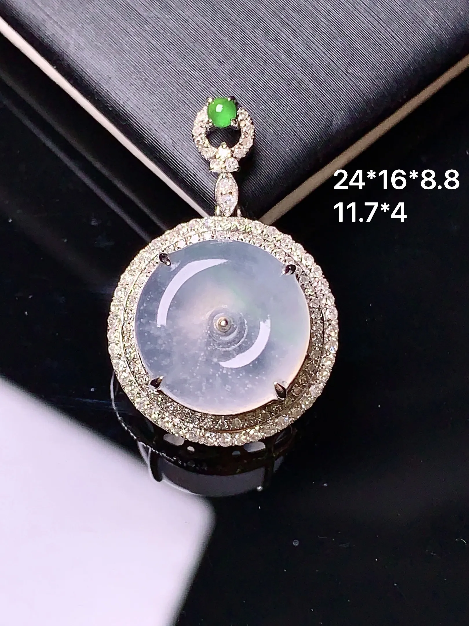 18k金钻镶嵌木那料雪花棉平安扣吊坠 玉质细腻 色泽清新艳丽 整体尺寸24*16*8.8