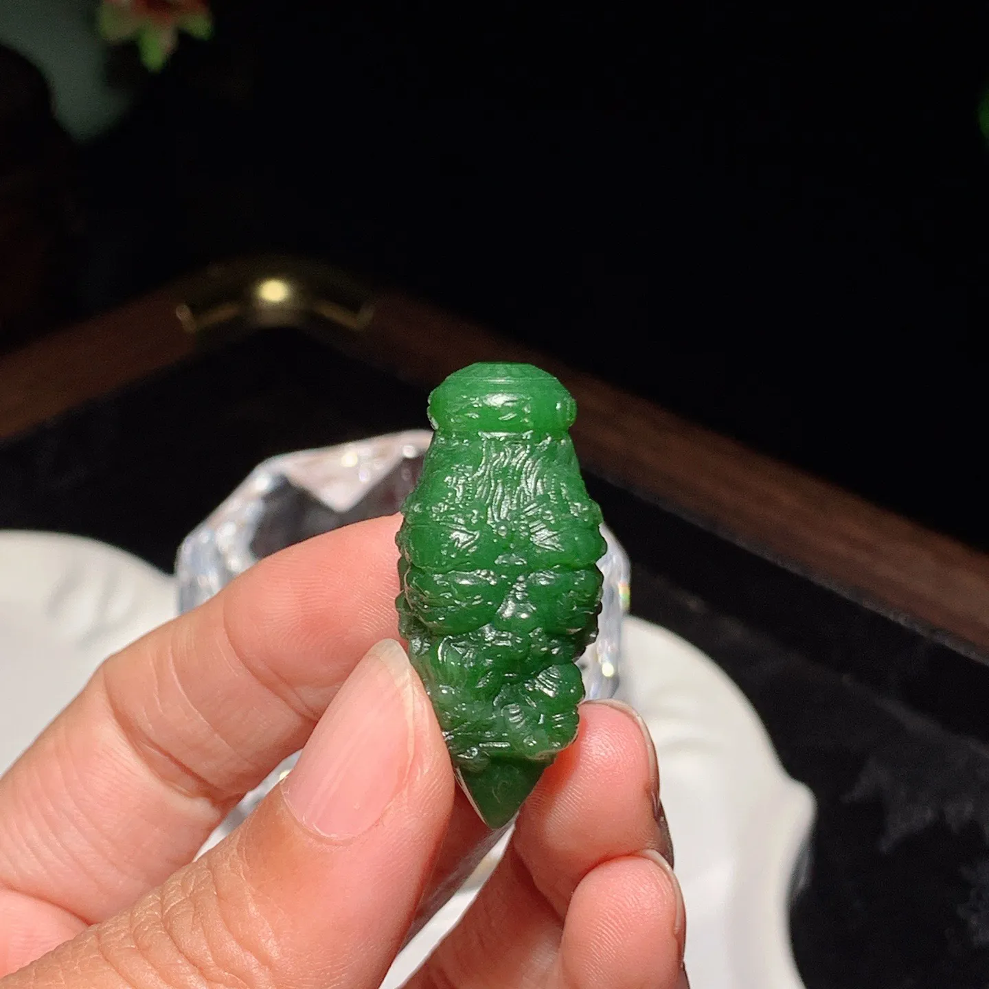 和田玉菠菜绿俄罗斯碧玉不动明王降魔杵挂件。尺寸38/19重14.5克。玉质细腻油润。手推出油。佩戴高