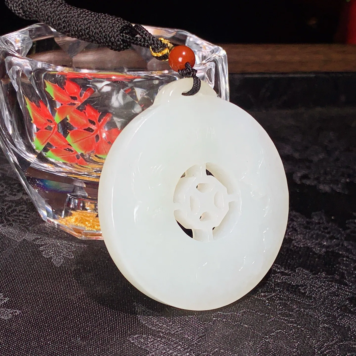 和田玉白玉喜上眉梢圆牌挂件。尺寸52/48/8重38克。玉质细腻油润。手推出油。佩戴高端典雅。lt251104