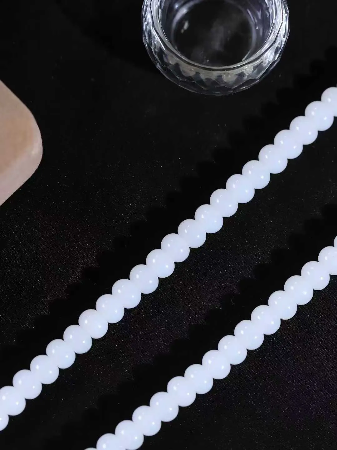 【算盘珠.项链】

精品和田玉白玉算盘珠项链 玉质温润 油性十足 形苹果珠，静于念间，佛韵在心，轻轻拨动，尘埃落定，浮浮尘世，一念愚即般若绝，一念智即般若生。重73.3克  尺寸取一5.7-8mm   fDL-66110543
