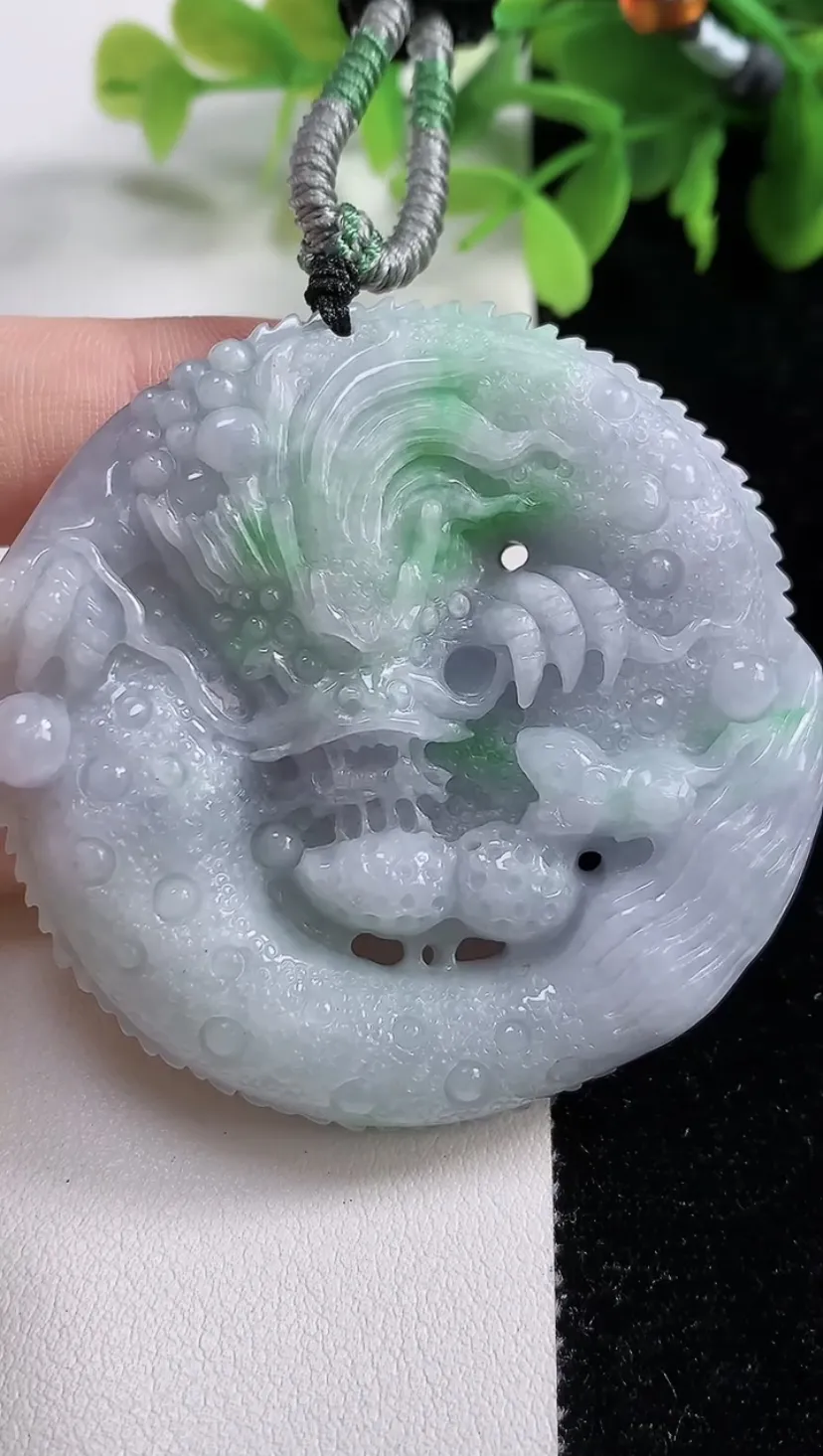 翡翠a货春带彩 飘绿龙牌吊坠，尺寸55.5-13，重:71.85g