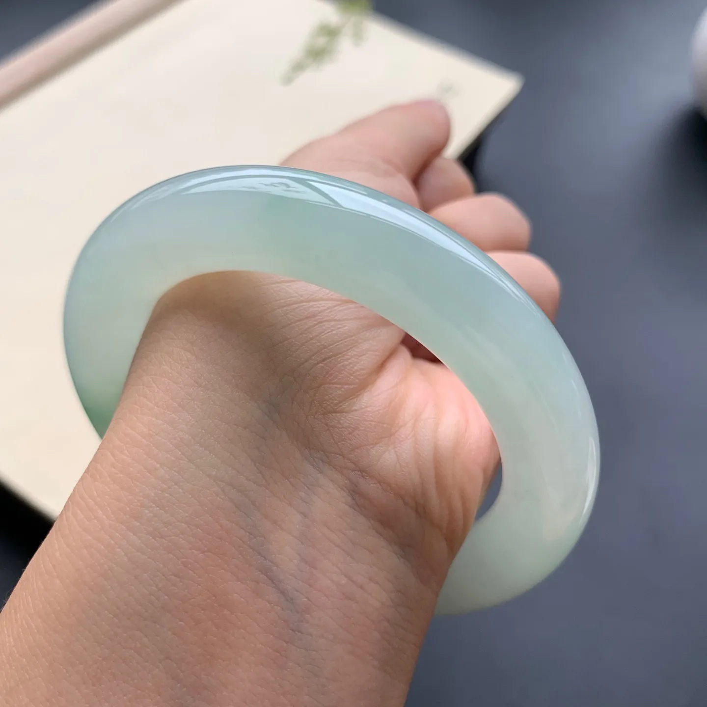 54.5圈口冰晴底飘花圆条手镯 尺寸：54.5-12-11.5，无纹裂，水润饱满，胶感十足