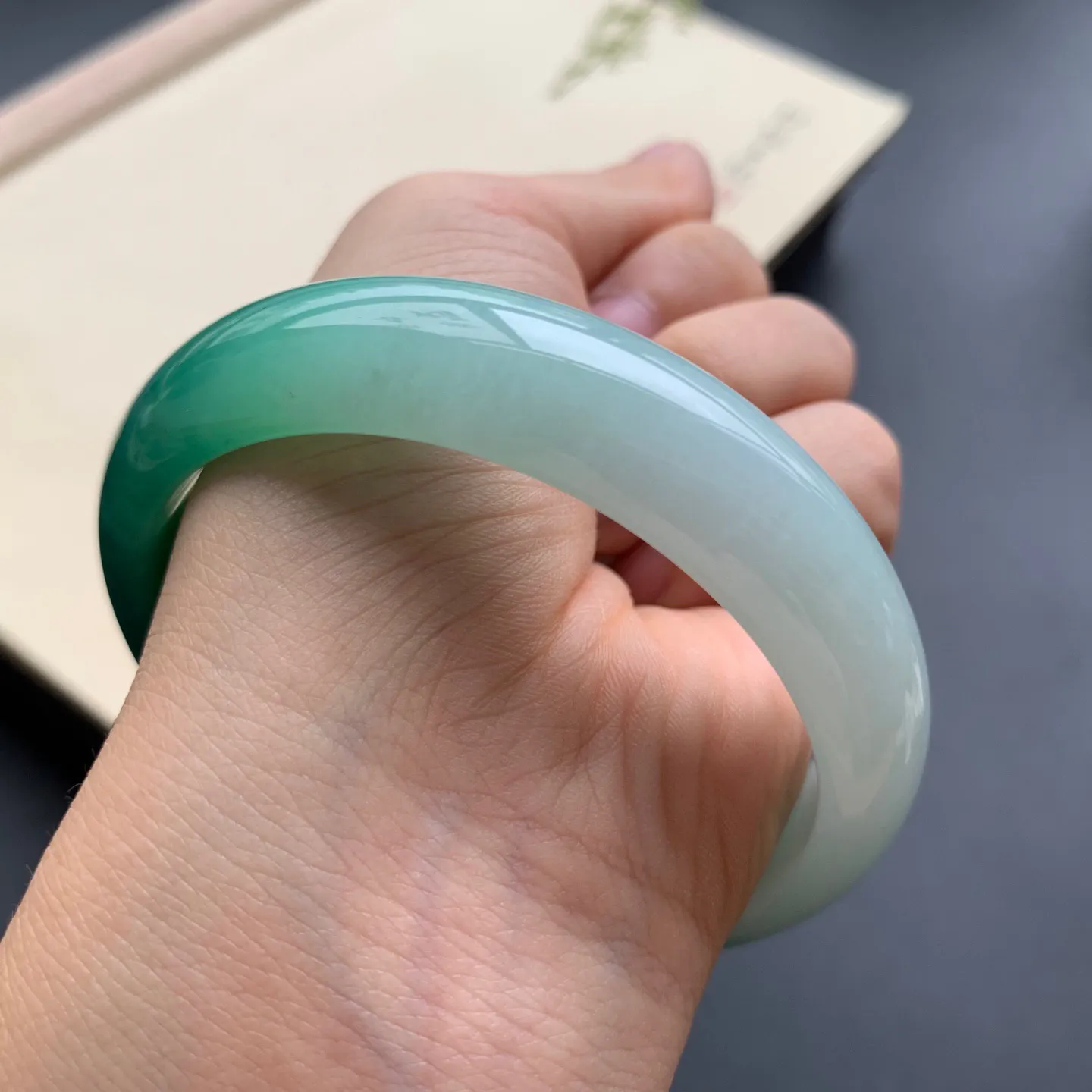 59.5圈口辣绿正圈手镯 尺寸：59.5-14.8-7.5，无纹裂，细腻光滑，色泽浓郁