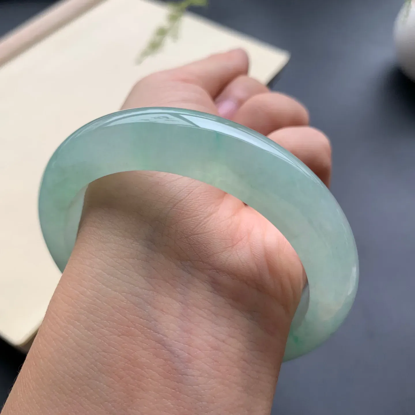 55.3圈口冰晴绿正圈手镯 尺寸：55.3-12.8-9，无纹裂，水润起胶，优美迷人