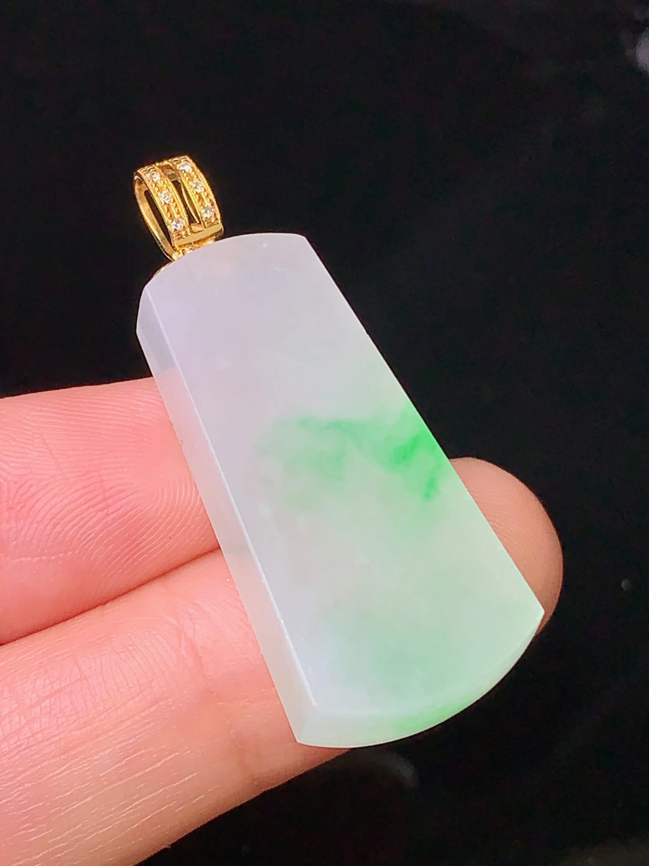 18k金钻镶嵌飘绿无事牌吊坠 玉质细腻 色泽艳丽 整体尺寸38.8*14.7*6