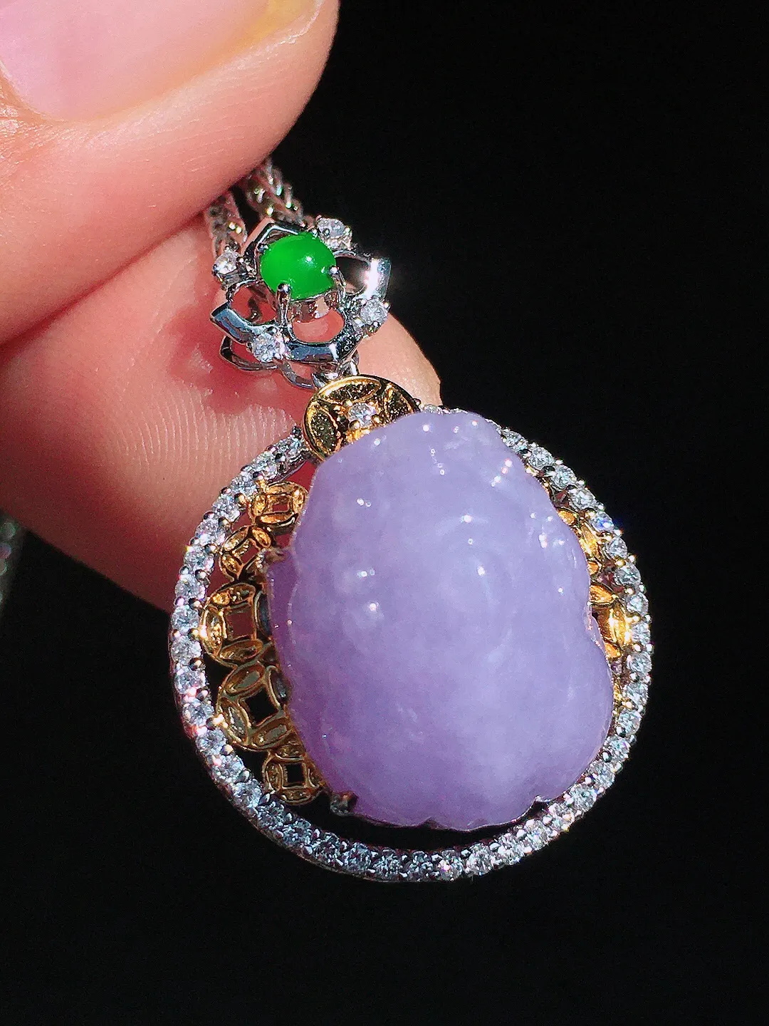 紫罗兰貔貅吊坠，色泽均匀艳丽，玉质细腻，荧光感超
强，饱满圆润，尽显优雅气质，18k
金豪华镶嵌