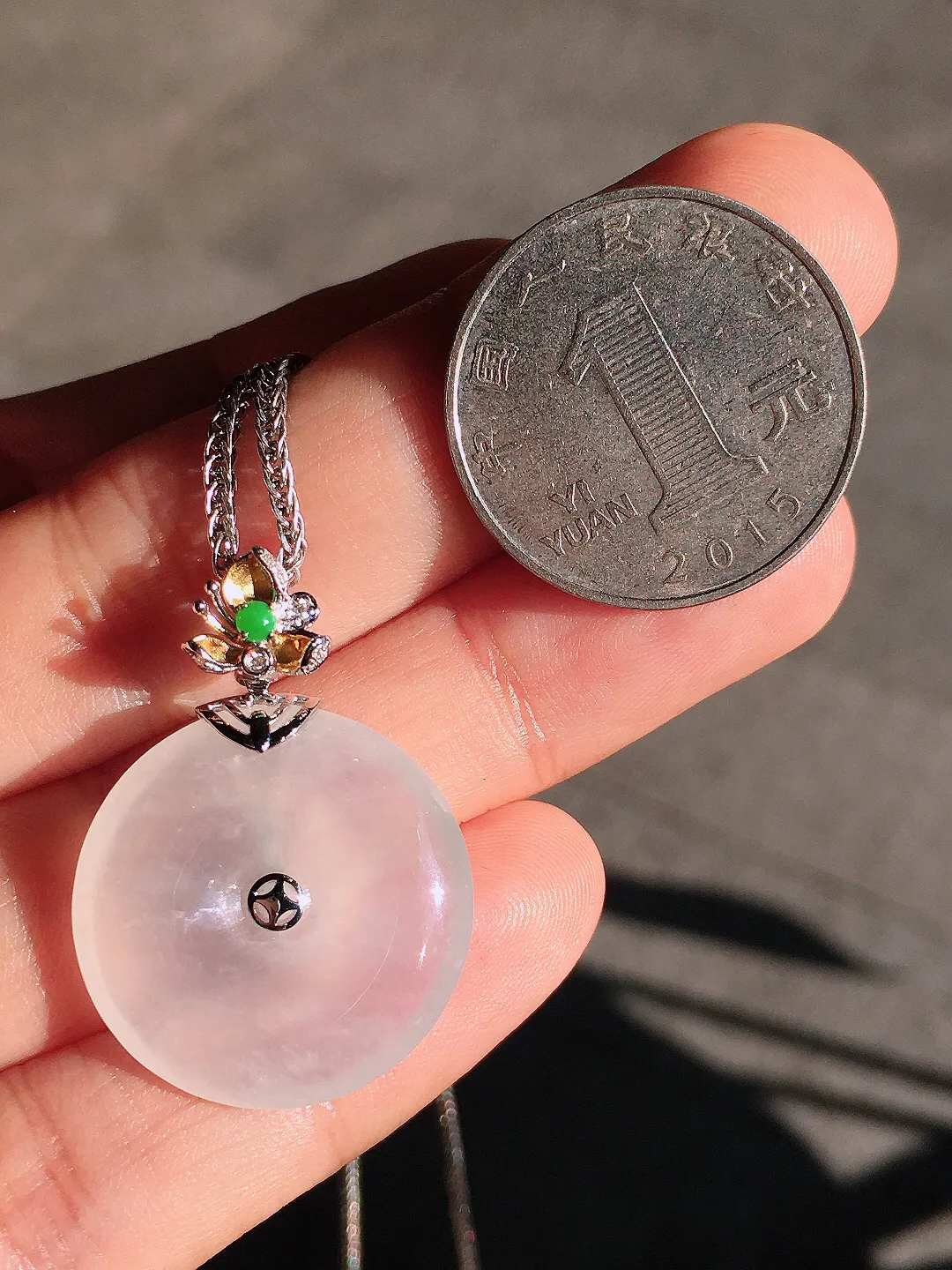 冰种平安扣吊坠，玉质细腻，荧光感超
强，饱满圆润，尽显优雅气质，18k
金豪华镶嵌