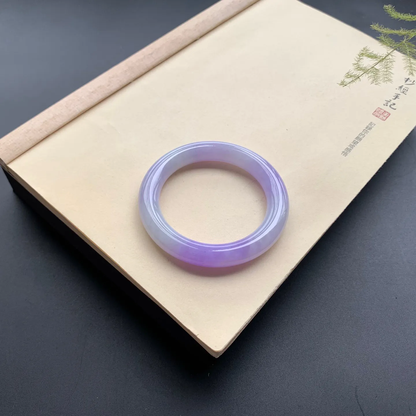 57圈口紫罗兰圆条手镯 尺寸：57-11，无纹裂，细腻光滑，色泽浓郁