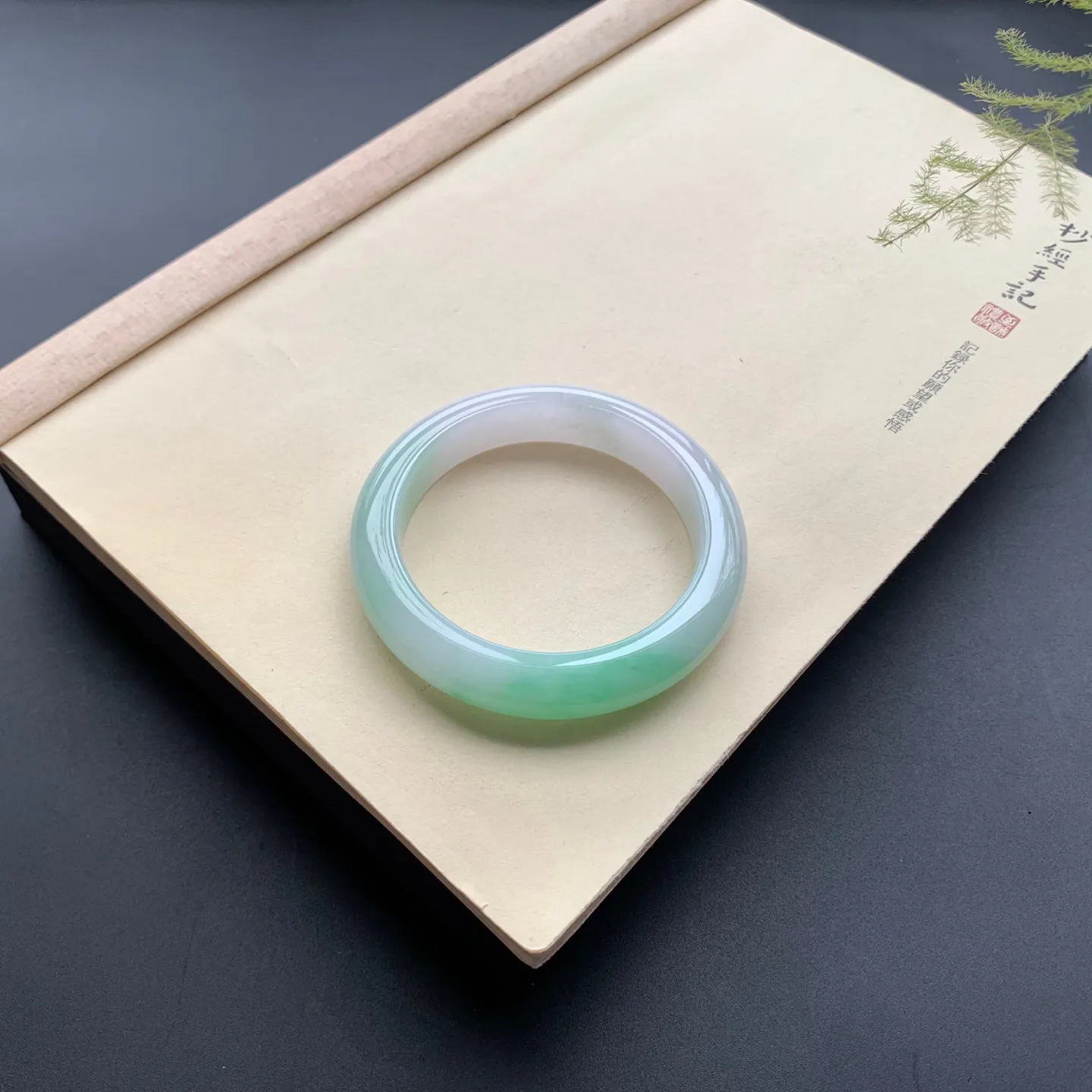 59圈口飘绿正圈手镯 尺寸：59-13-9.8，无纹裂，色泽靓丽，优美迷人