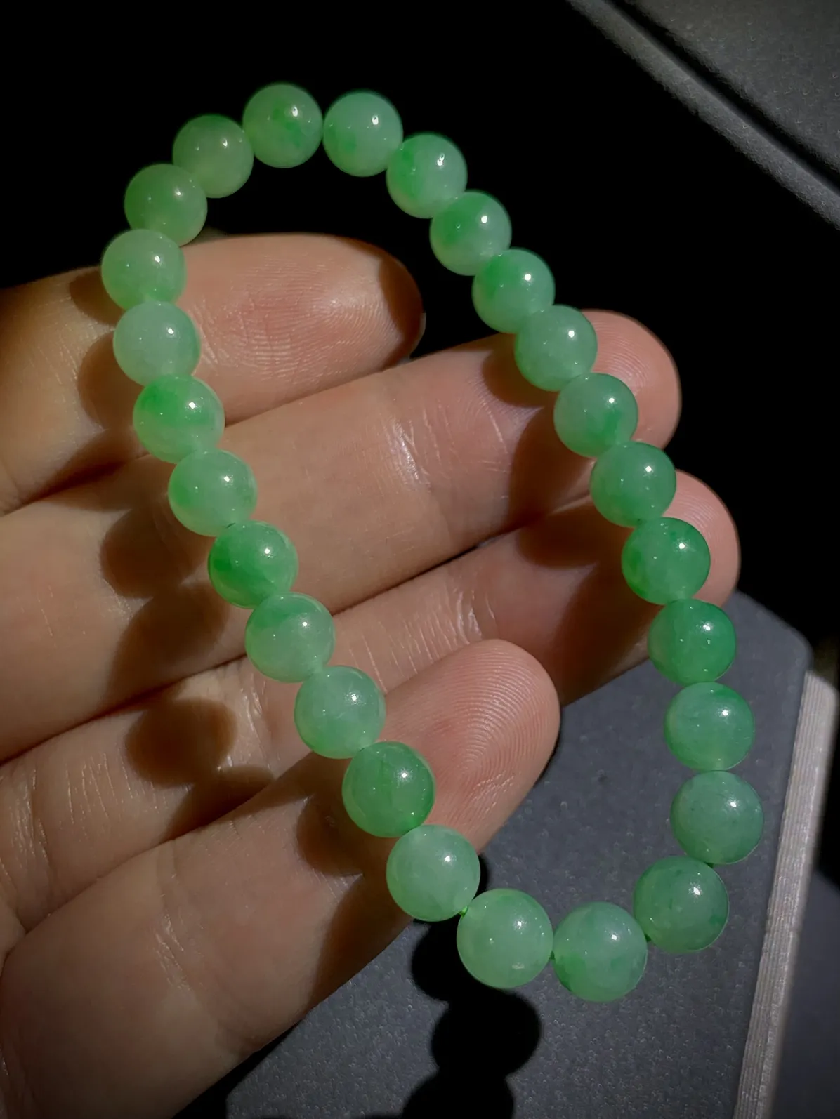 浅绿色手串，直径约6.8mm，26粒，