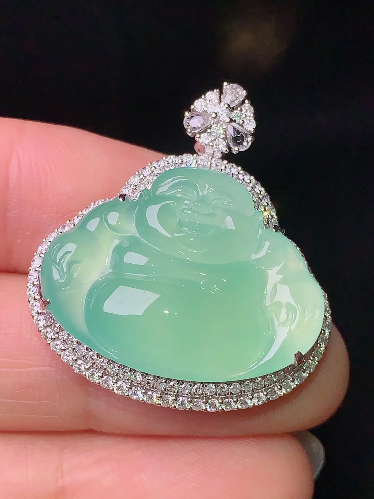 18k金钻镶嵌翠绿佛公吊坠 玉质细腻 色泽清新艳丽 整体尺寸30.3*27.2*10