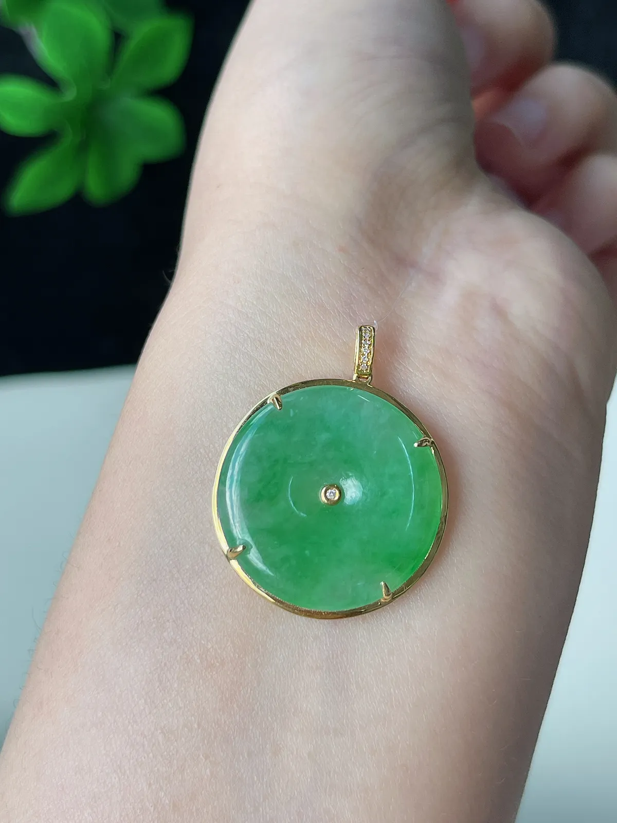 翡翠冰糯种浅绿色平安扣