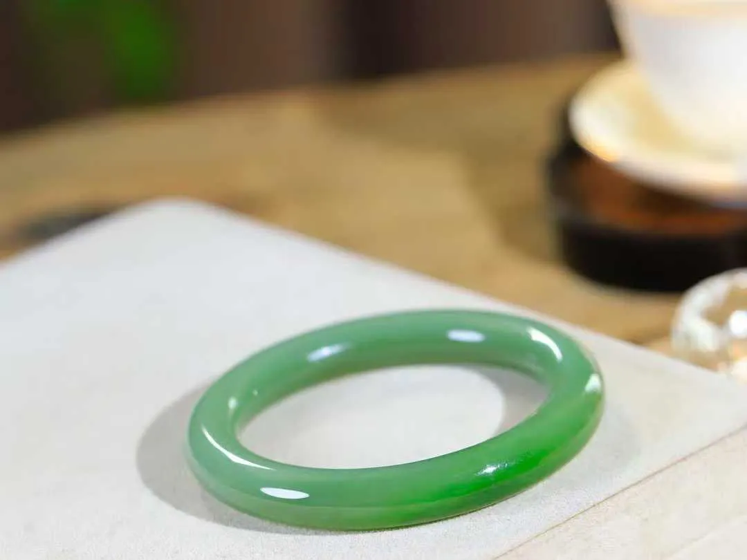 【温润如心.镯】

精品和田玉碧玉圆条手镯，精选上等碧玉料，色泽清透，质地细腻。佩戴它，感受千年玉文