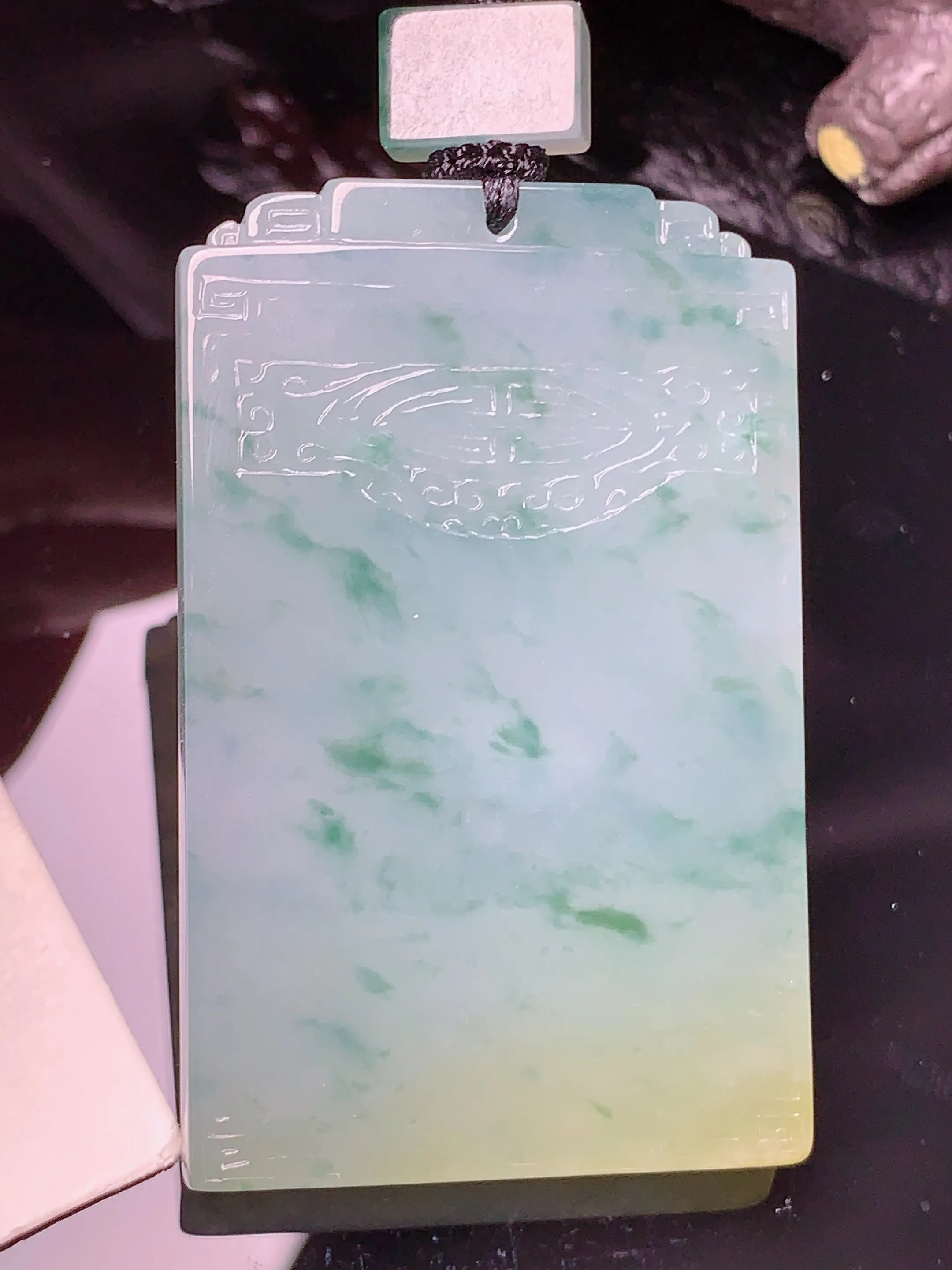 飘花无事牌吊坠 玉质细腻 色泽清新艳丽 整体尺寸52.7*33*5.5