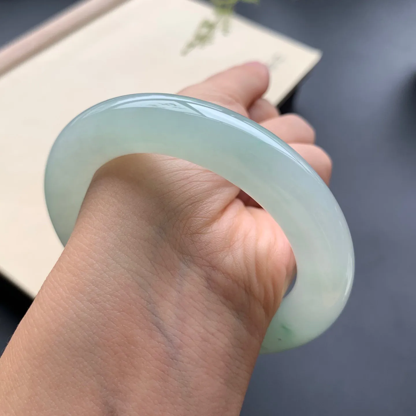 54.5圈口冰晴底飘花圆条手镯 尺寸：54.5-12-11.5，无纹裂，水润饱满，胶感十足