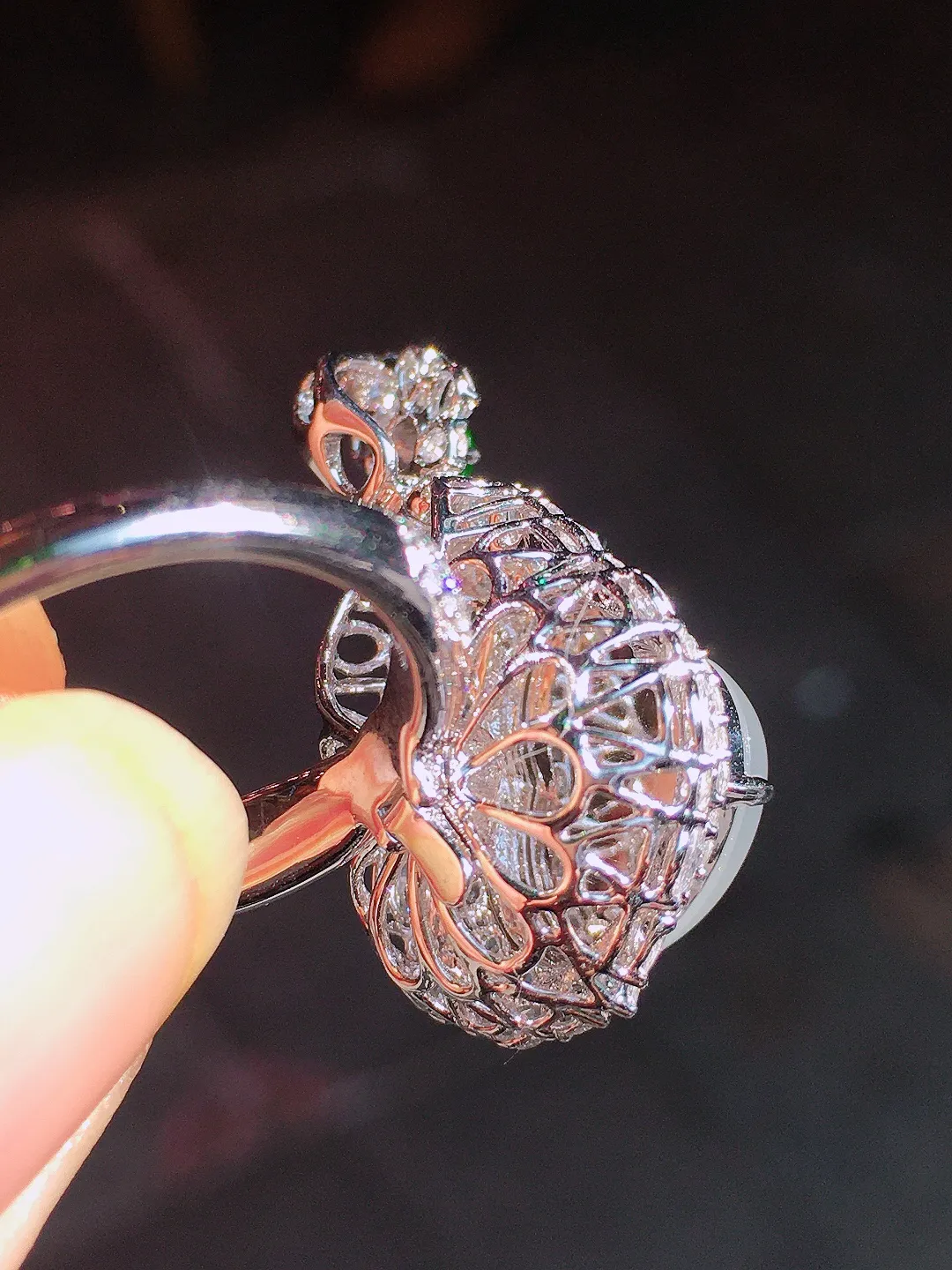 玻璃种葫芦戒指/吊坠两用款，玉质细腻，荧光感超
强，饱满圆润，尽显优雅气质，18k
金豪华镶嵌