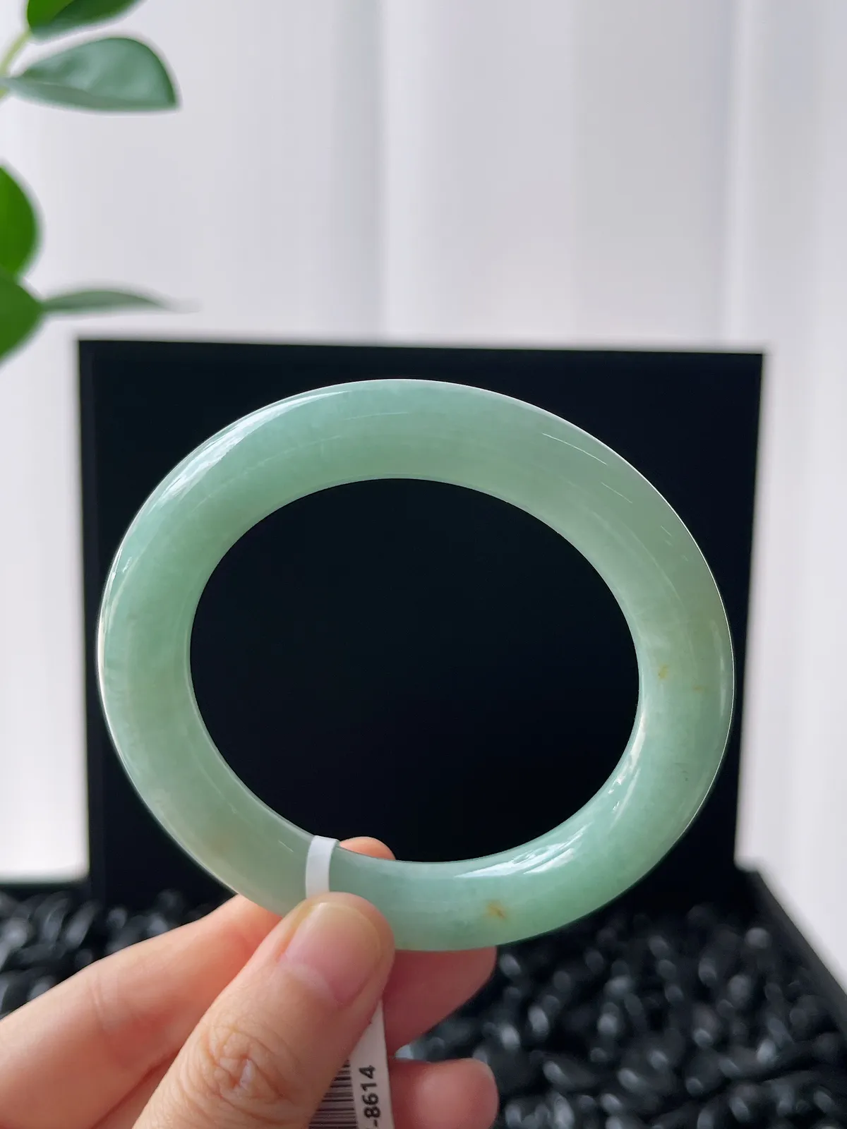 圆镯54.5圈口，翡翠糯化种淡绿色手镯