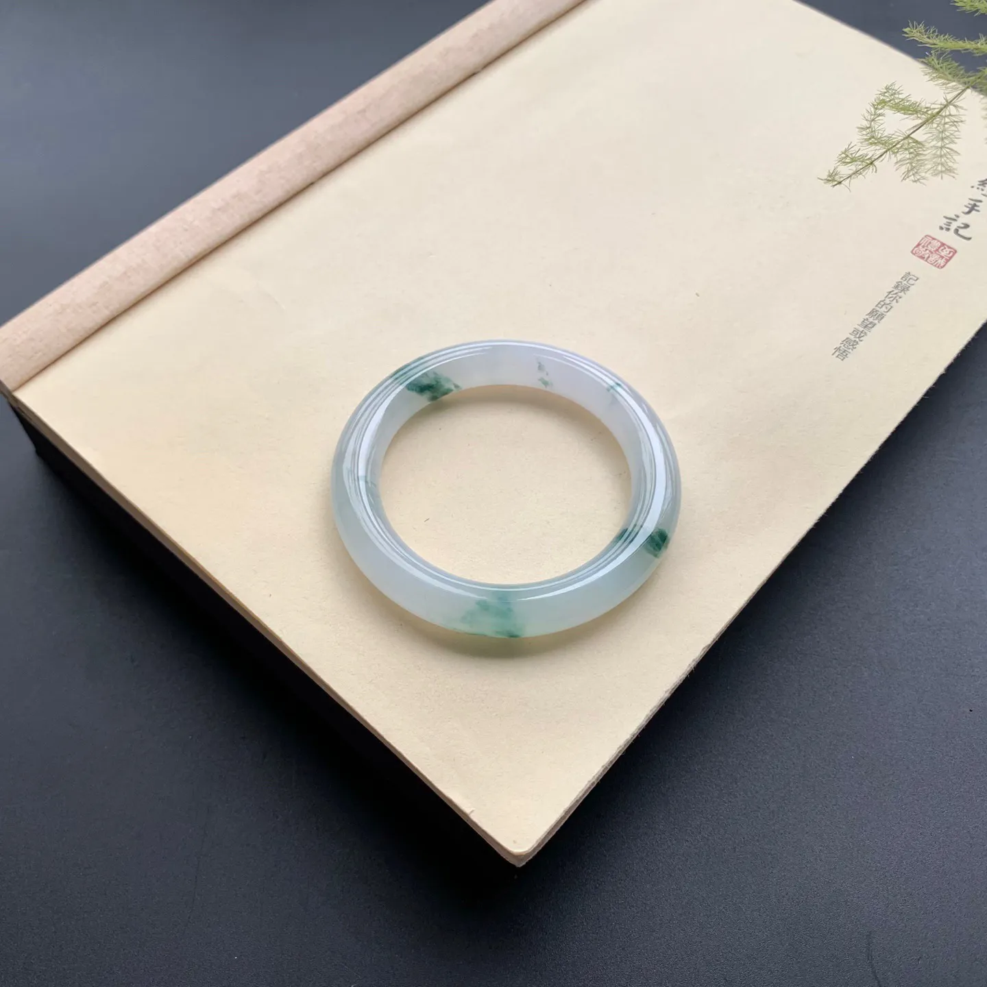 54.5圈口冰飘花圆条手镯 尺寸：54.5-10，水润起胶，花色灵动