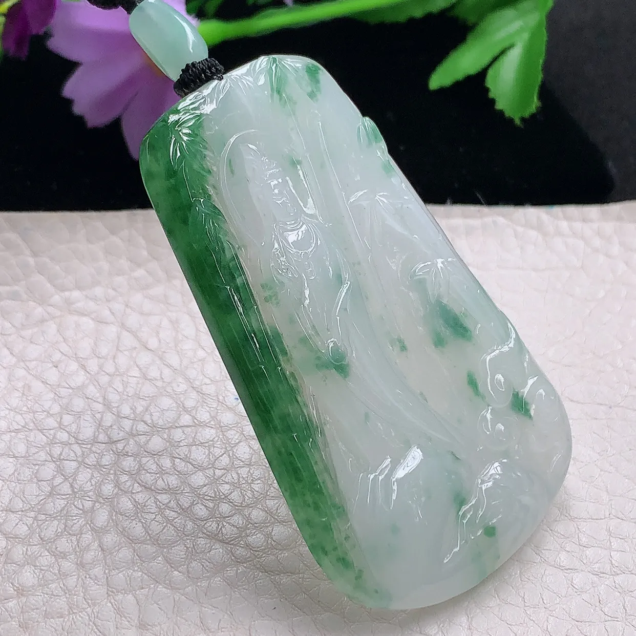 yl自然光68*43*6.4特色满爽天然缅甸翡翠山水观音玉吊坠 玉挂件