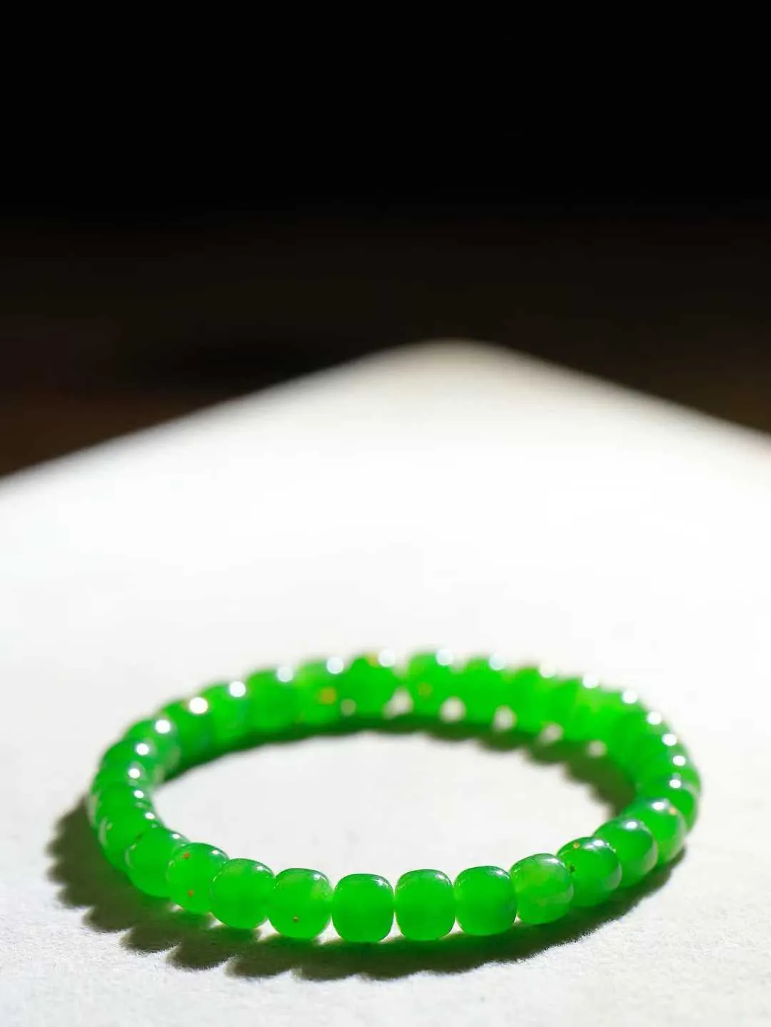 （老型珠.手串）

精品 和田玉碧玉老型珠手串，玉质细腻油润 饱满光滑 质朴无华，悠远简单，人心境界远，百世修炼深，心灵常驻善意持，觉悟人生百世修。
重16.7克    尺寸取一5.7-6.9mm    10110500A