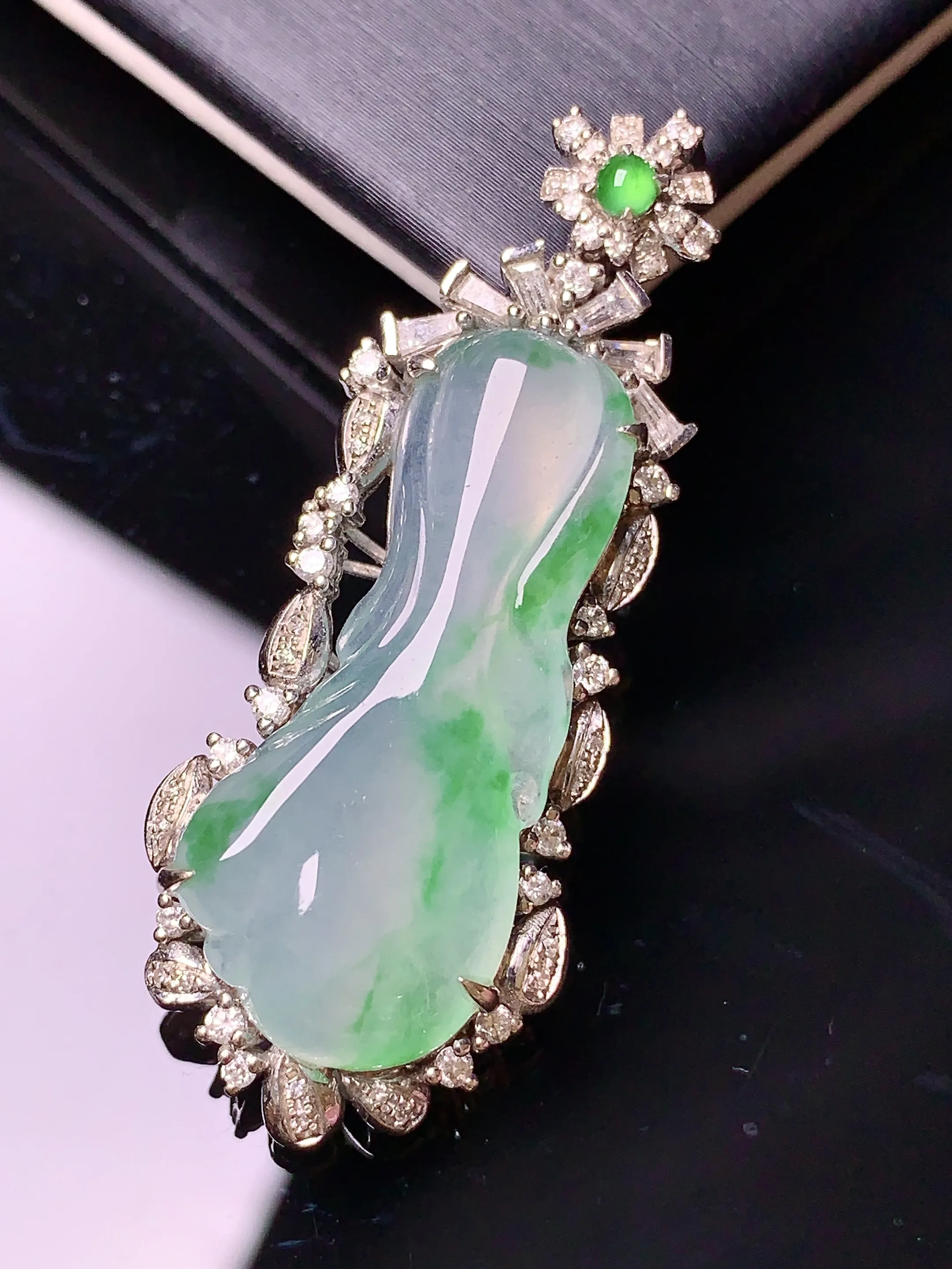 18k金钻镶嵌飘绿白菜吊坠 玉质细腻 色泽清新艳丽 整体尺寸42.5*16.7*8