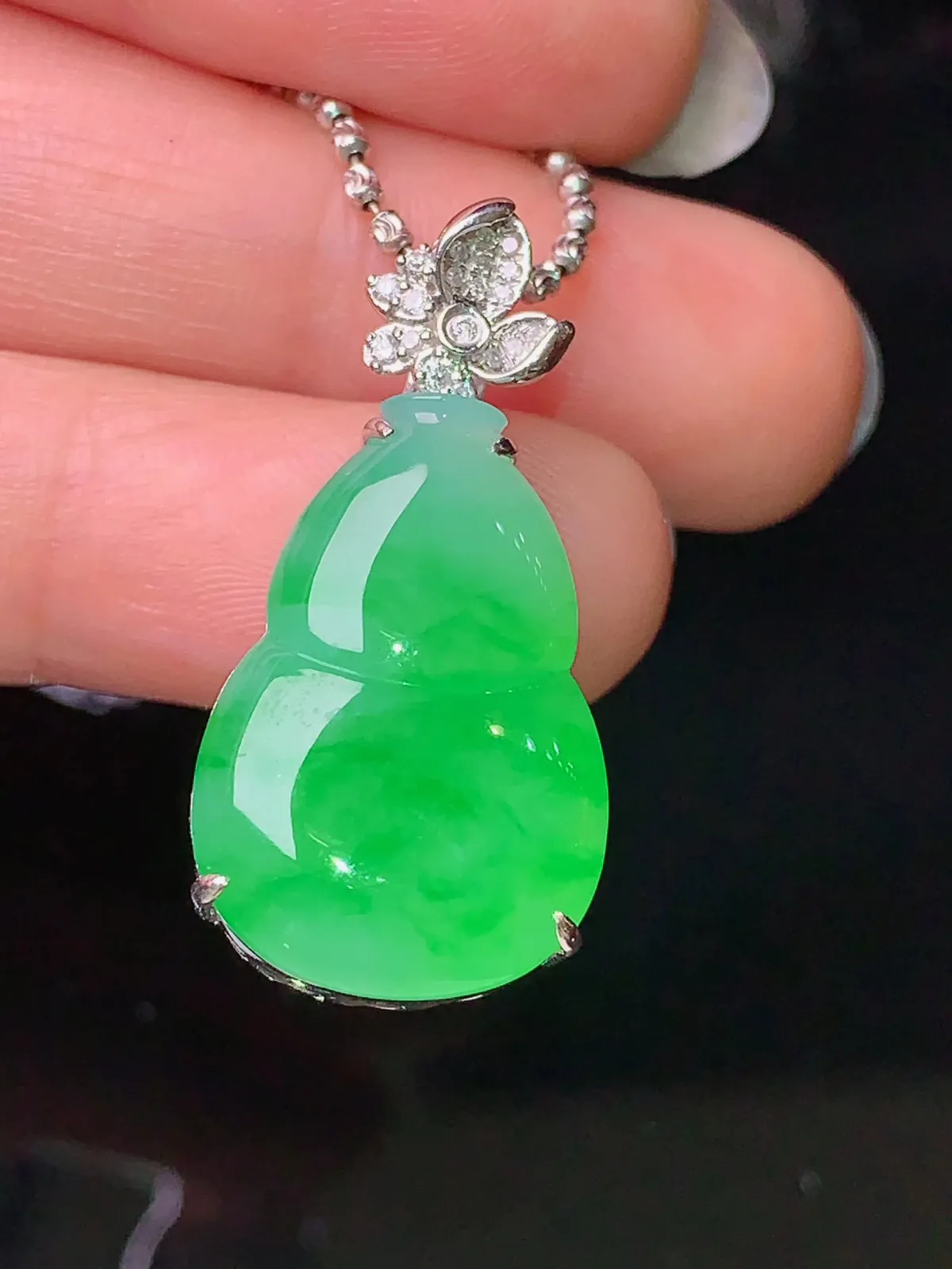 18k金钻镶嵌翠绿葫芦吊坠 玉质细腻 色泽艳丽 整体尺寸30.6*15*7.8