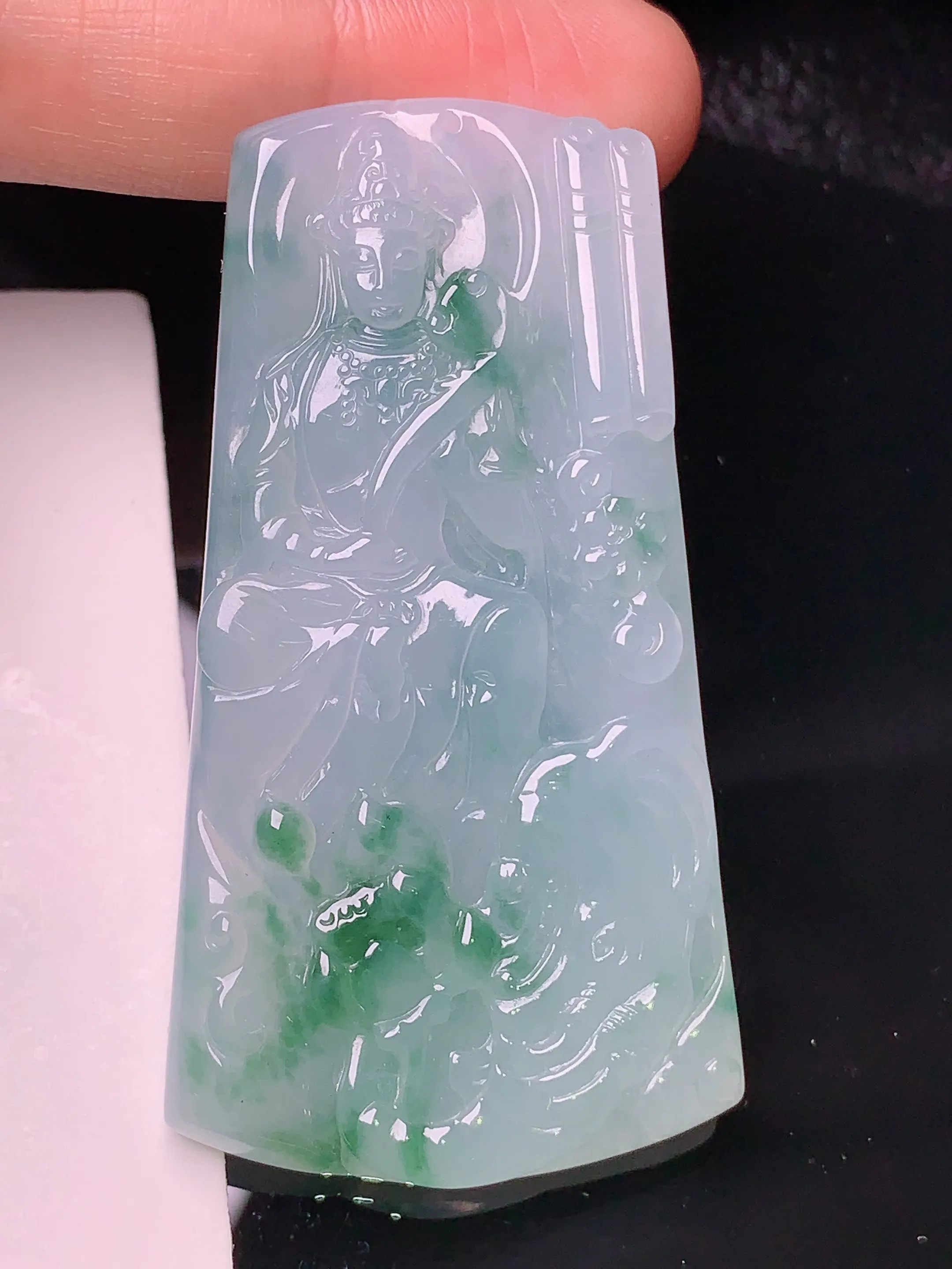 飘绿普贤观音菩萨吊坠 玉质细腻 色泽清新艳丽 整体尺寸60*32*5.5