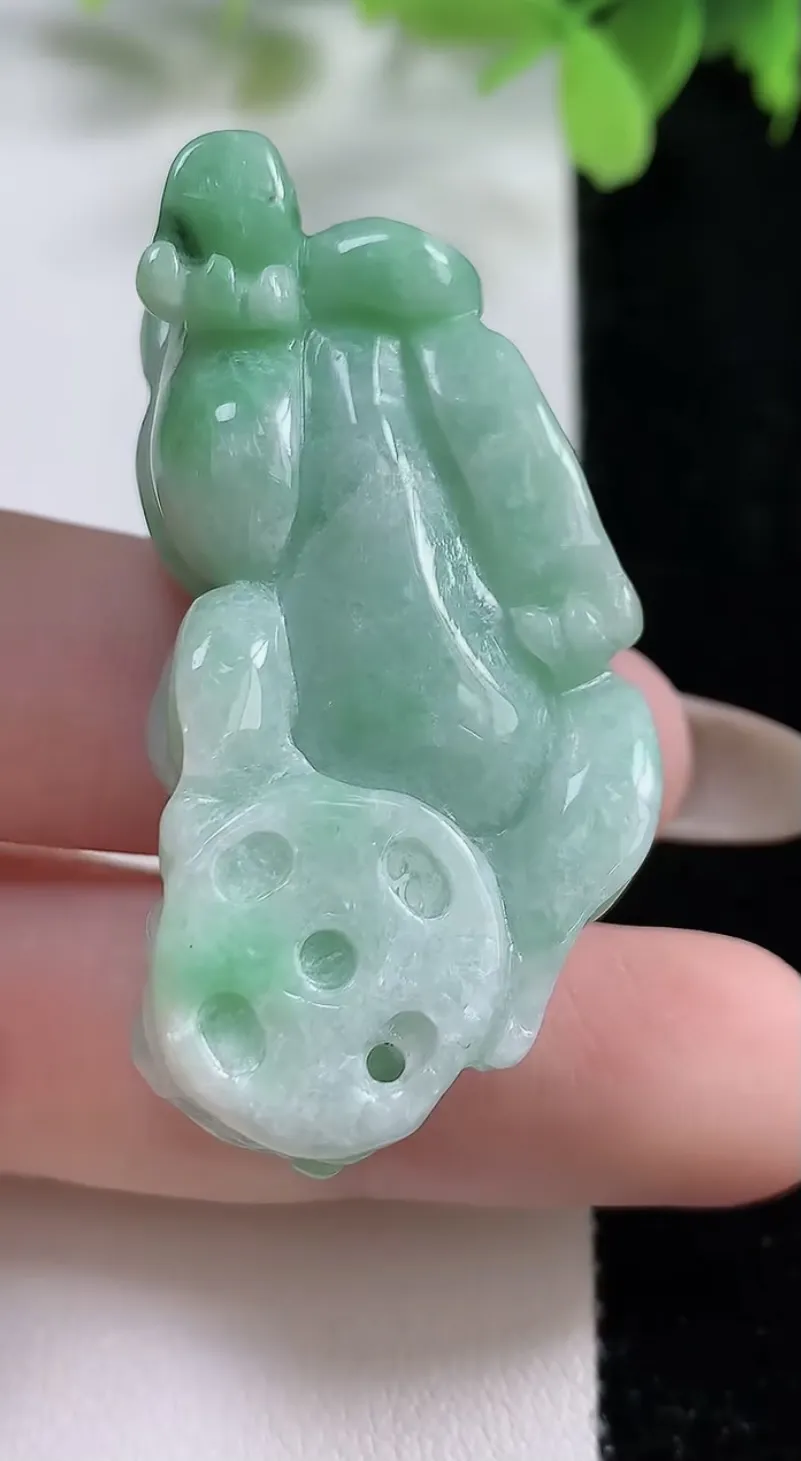 翡翠a货满绿貔貅吊坠，尺寸42.8-21.5-13.5，重:28.14g