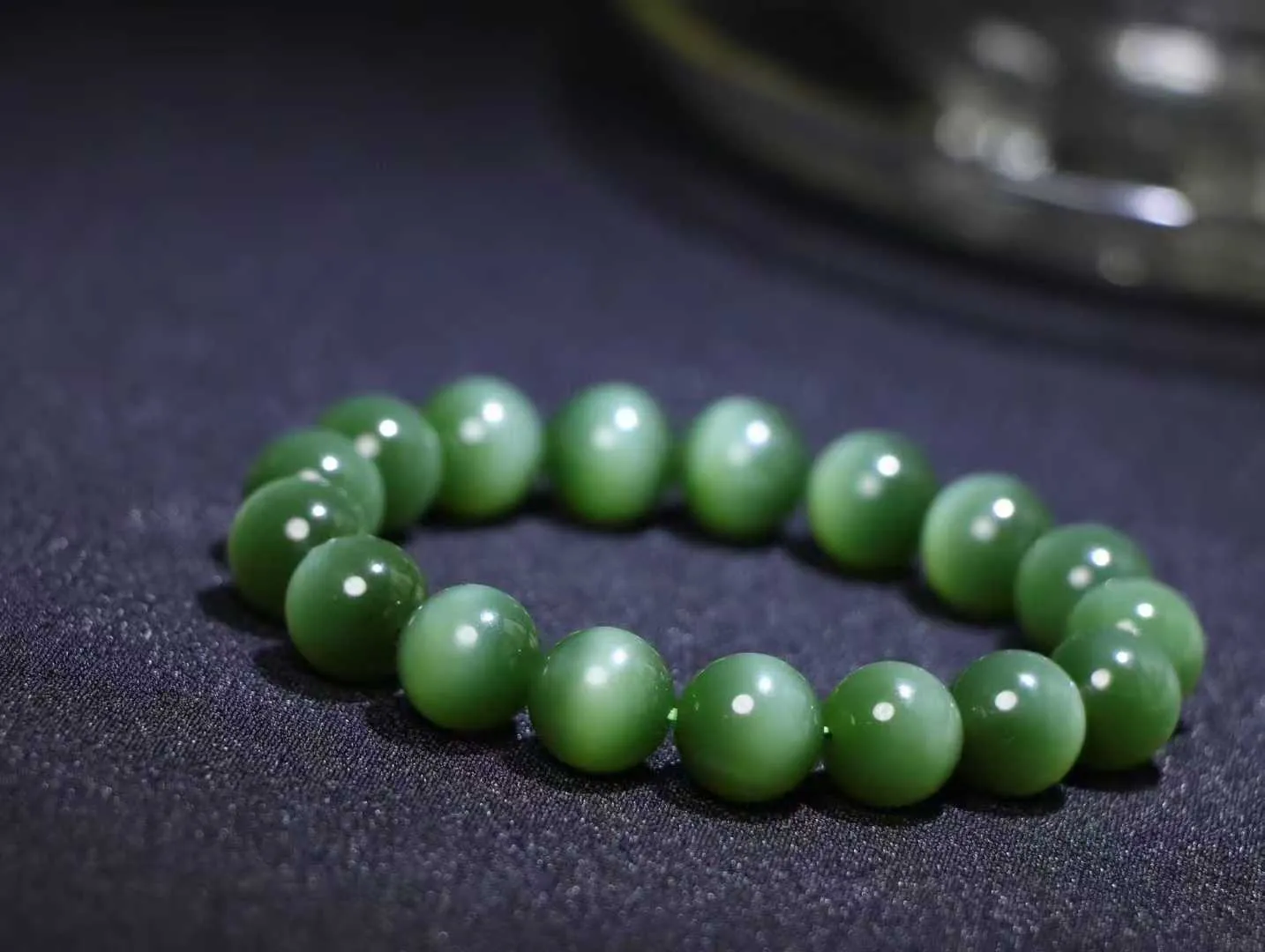 【腕间风华.手串】

精品️和田玉碧玉猫眼圆珠手串，天然纯净，玉质细腻，圆润如珠，佩戴于腕间，尽显高贵气质。无论是日常搭配还是重要场合，都是您优雅风范的点睛之笔。

重46.8克  尺寸取一12mm  O82420612583