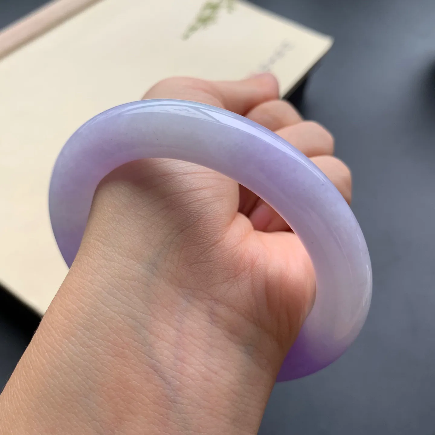 57圈口紫罗兰圆条手镯 尺寸：57-11，无纹裂，细腻光滑，色泽浓郁