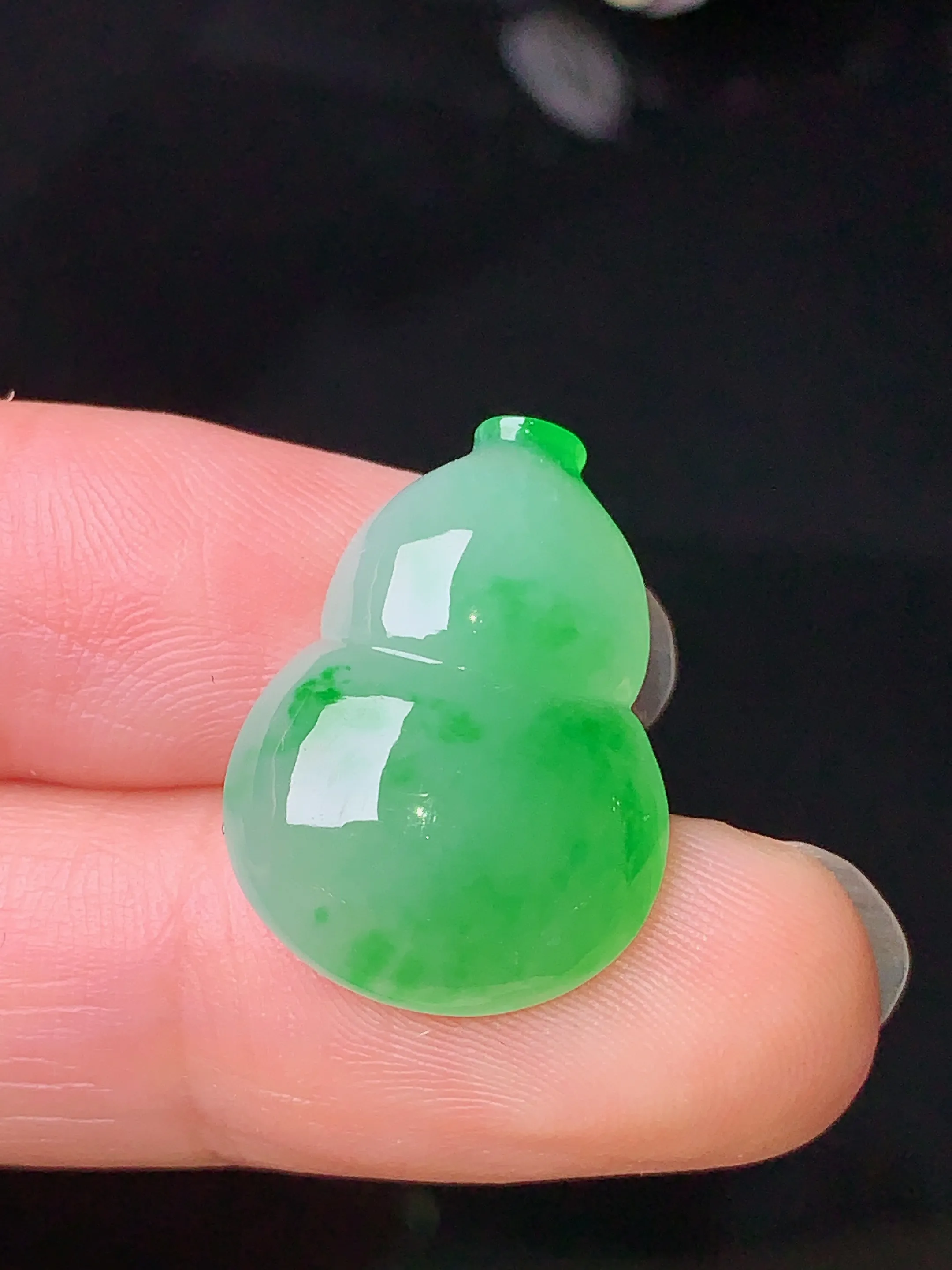 镶嵌款 翠绿葫芦吊坠 玉质细腻 色泽清新艳丽 整体尺寸21.3*15.5*6.2