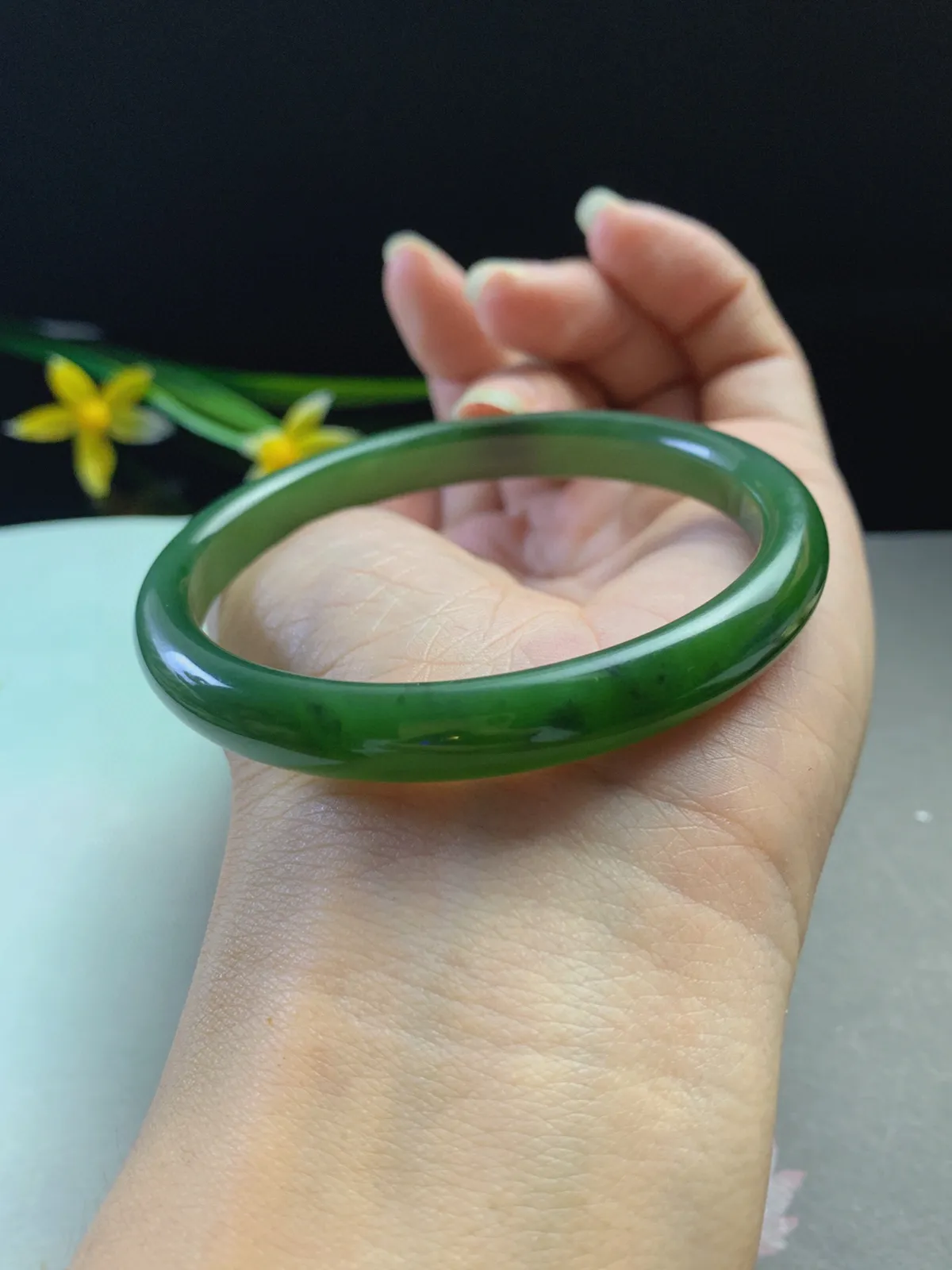 和田玉碧玉菠菜绿56.5圈手镯，玉质细腻油润 底色纯净 无裂无棉。