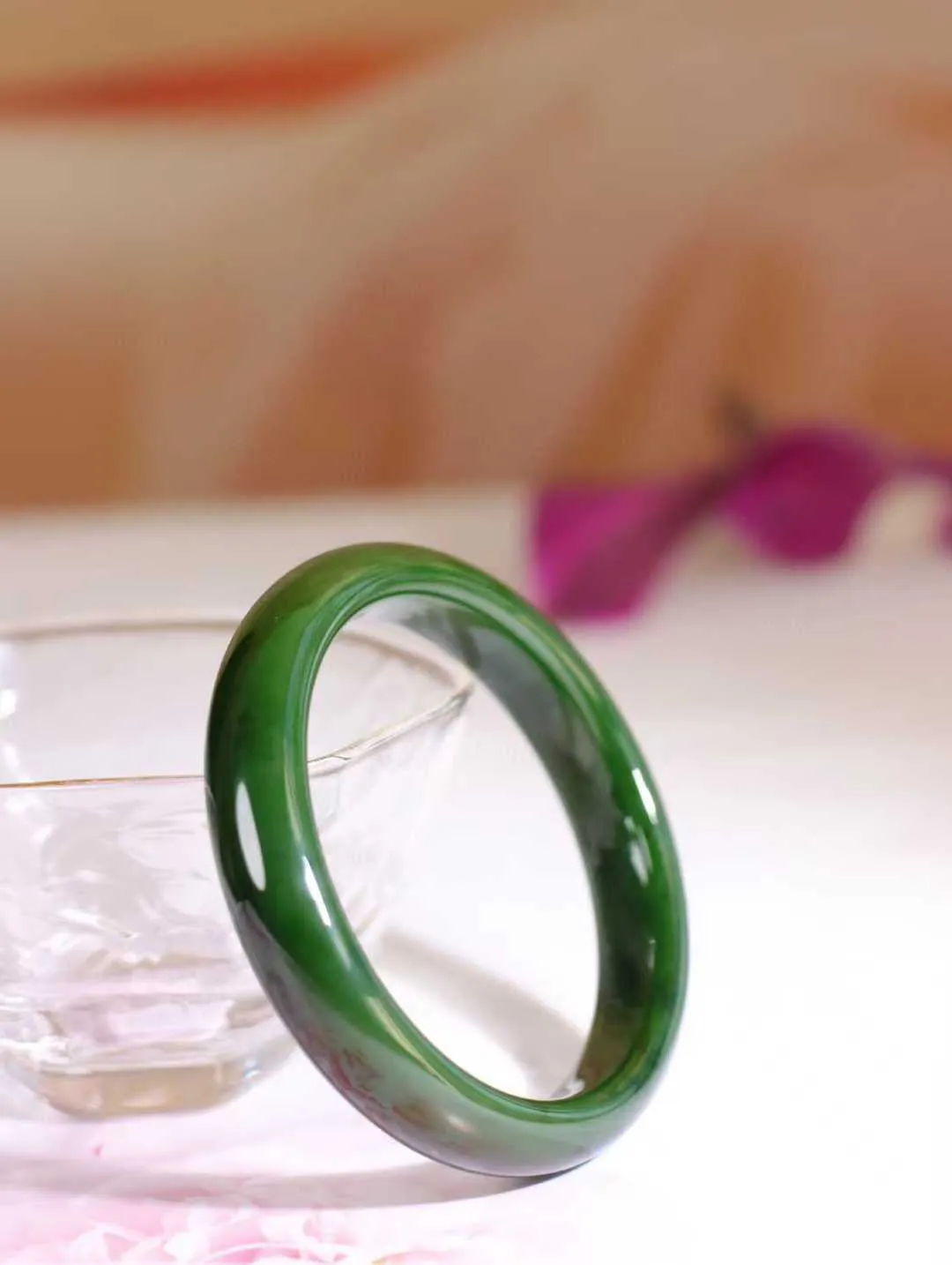 【碧色荡漾】

收藏级和田玉碧玉菠菜绿手镯，俄料七号矿 红皮老料，玉质温润细腻 油性十足，色泽