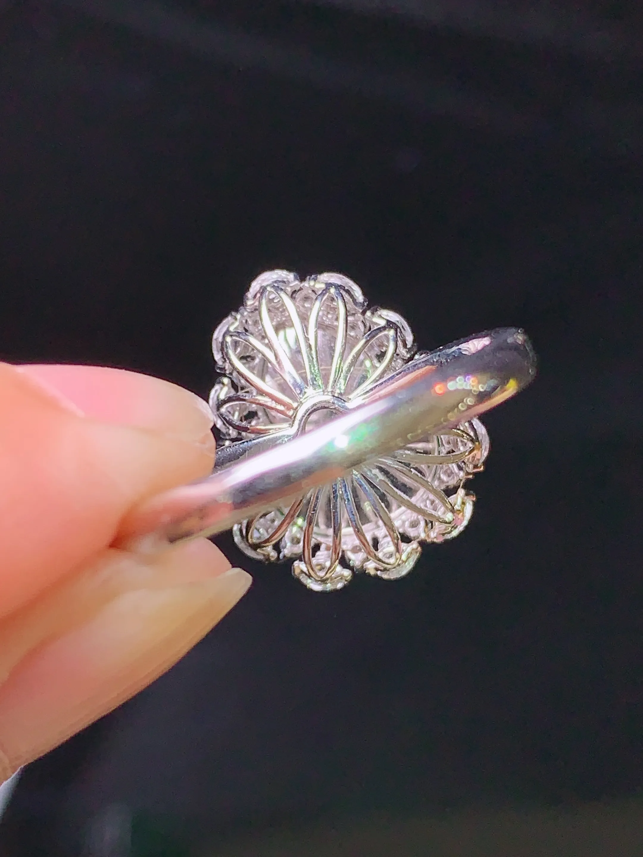 18k金钻镶嵌翠绿葫芦戒指 玉质细腻 色泽艳丽 圈口15.5 整体尺寸17*13.8*9.5