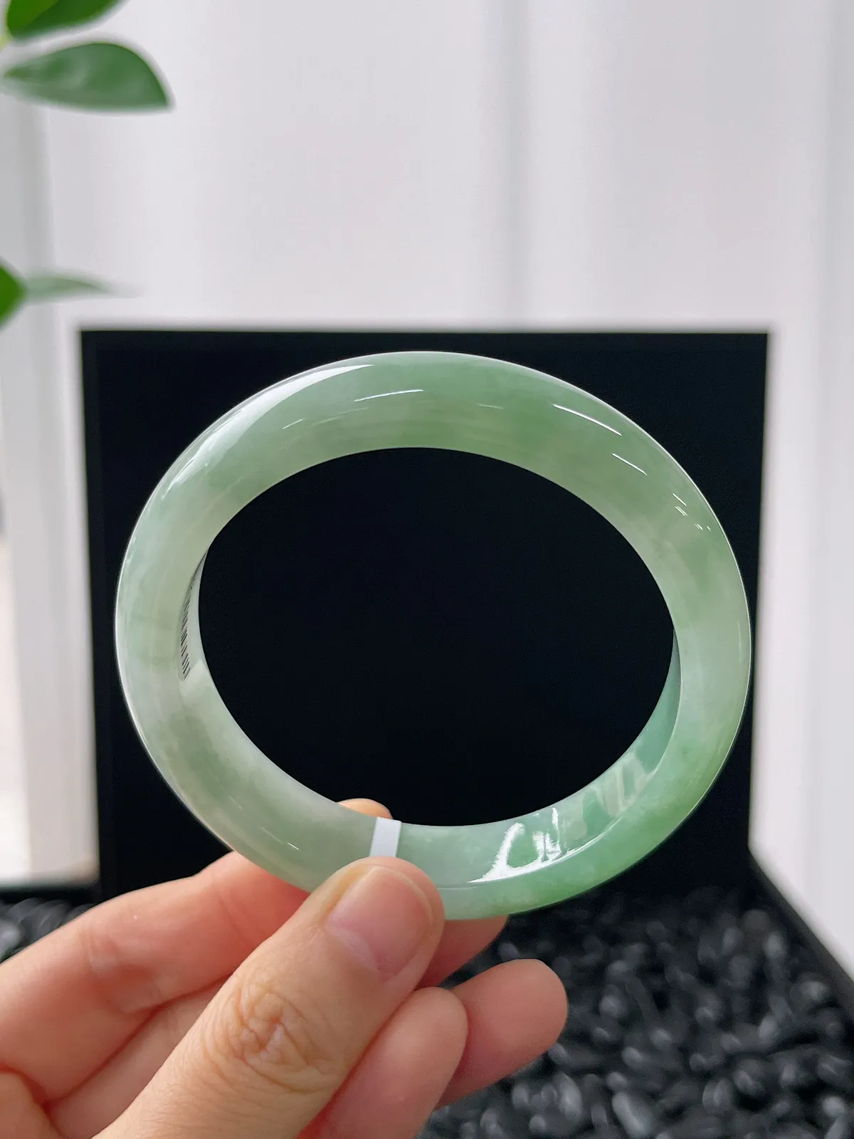 正圈55.9圈口，翡翠冰糯种淡绿色手镯