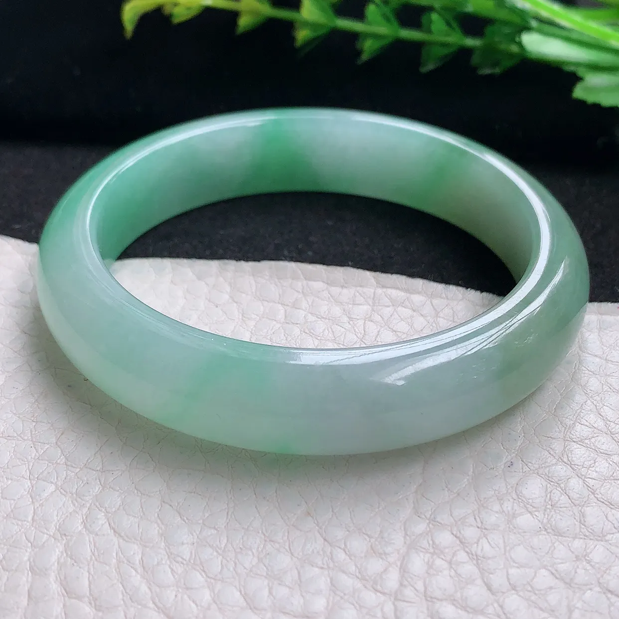 r自然光56*12.6*8.2平安镯 天然缅甸翡翠a货冰绿宽边玉手镯 玉手环
