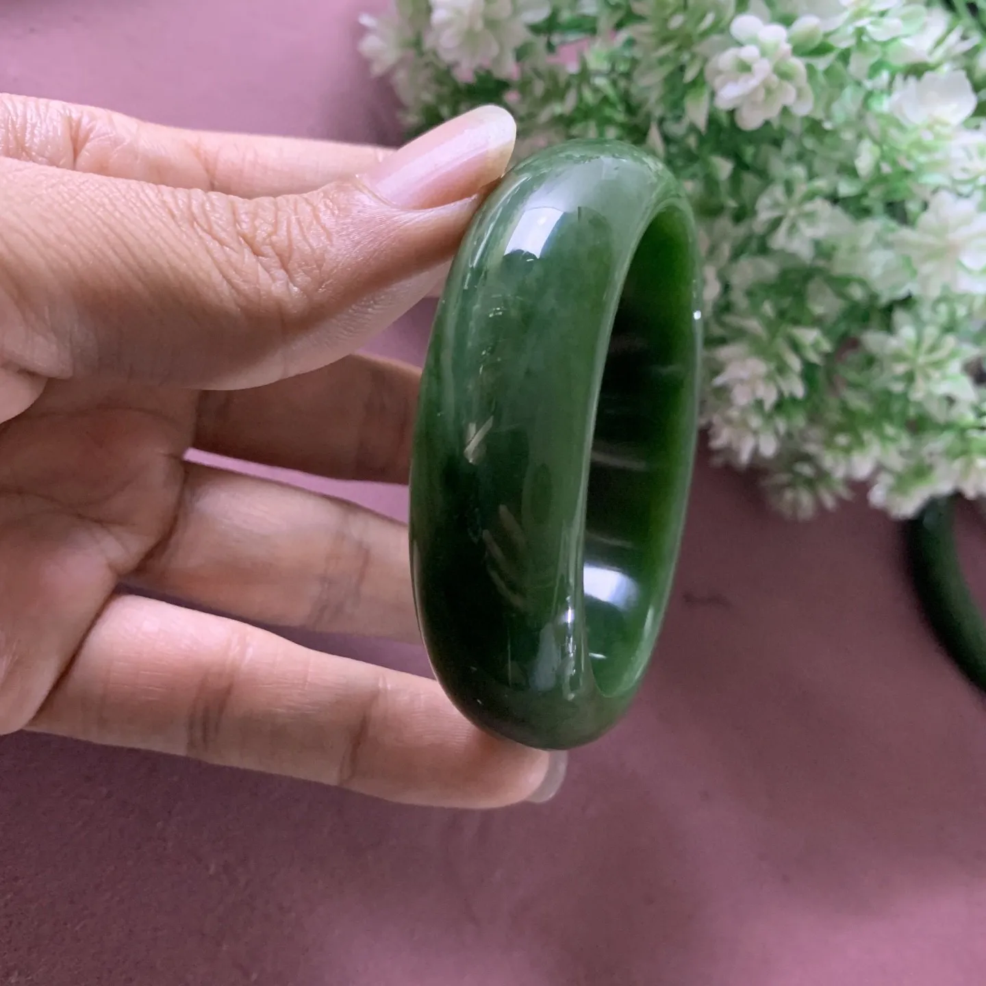 和田玉碧玉56.6圈口阳绿色宽版手镯，玉质细腻油润，密度紧凑，琢型圆润，高脂粉，品相大，佩戴端庄典雅