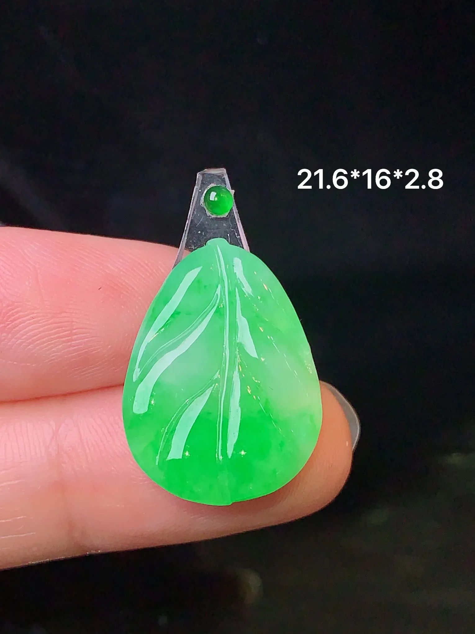 镶嵌款 翠绿树叶吊坠 玉质细腻 色泽艳丽 整体尺寸21.6*16*2.8