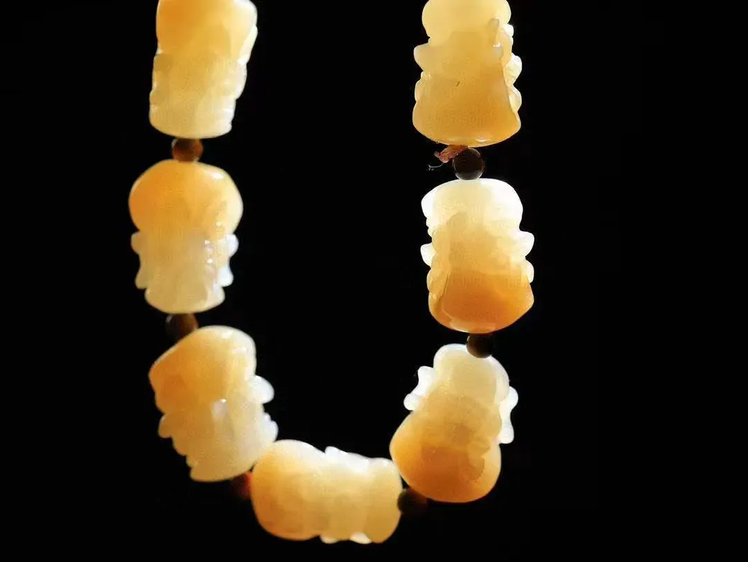 【十八罗汉.手串】

精品和田玉糖白玉罗汉手串，玉质温润细腻 油性十足 精工雕琢 整器雕工精细，刻画生动传神，纹路曲线流畅而富于变化，细致精密，即体现磅礴之势，又萦绕着佛家罗汉之佛禅之像。寓意天海无恙，国泰民安。重68.7克  尺寸22.5-16.5-17.2mm  FDL-781023055