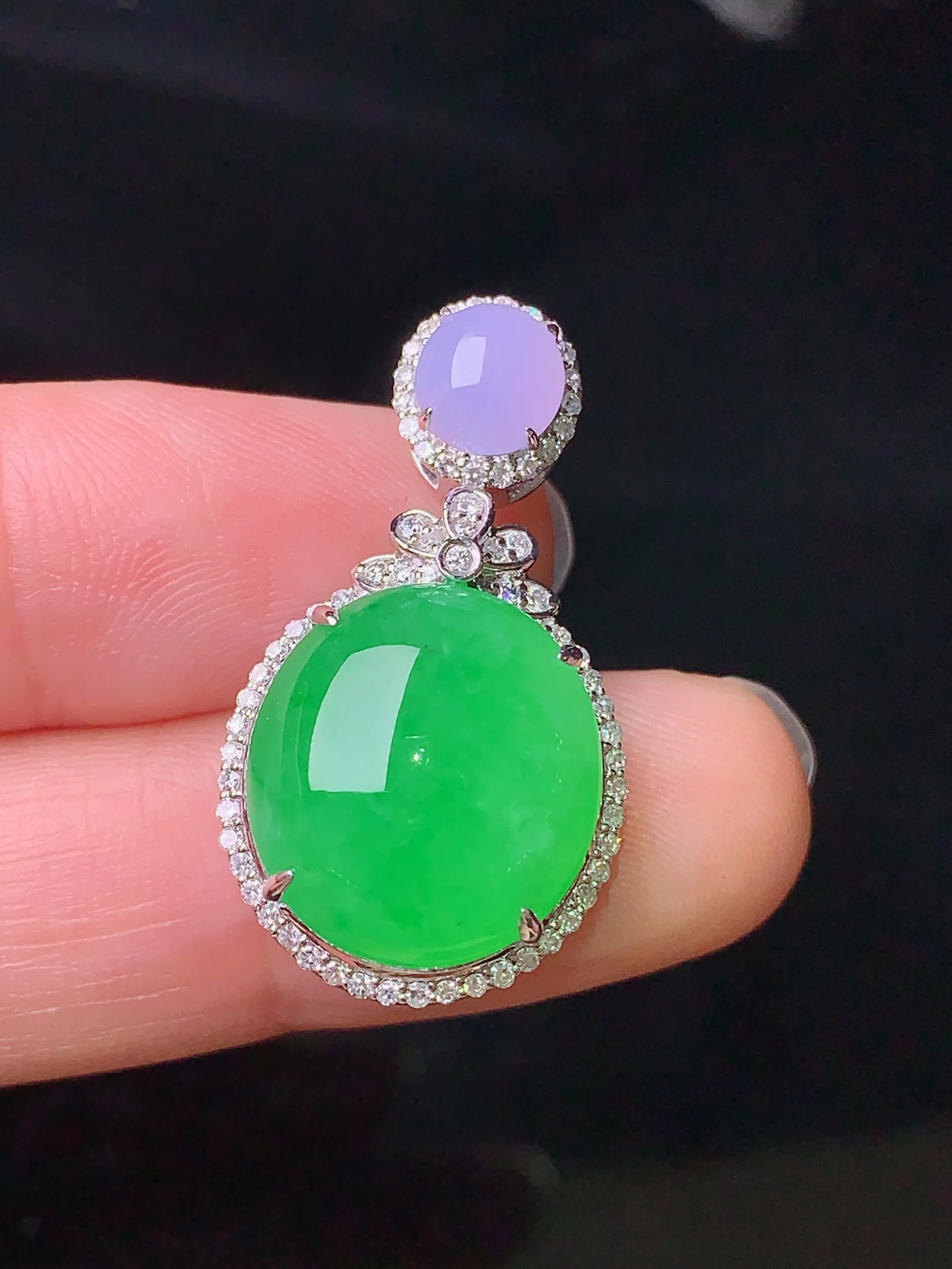 18k金钻镶嵌满绿蛋面吊坠 玉质细腻 色泽清新艳丽 整体尺寸29.2*16.2*9.6