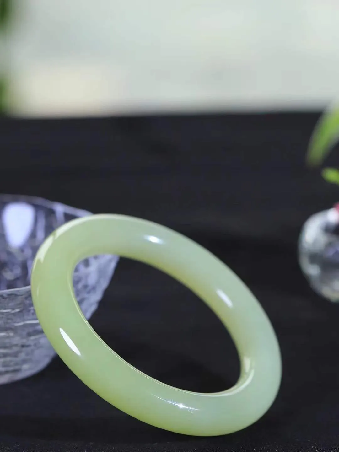 【玉佳人·手镯】

精品️和田玉黄口圆条手镯 ，玉质细腻油润，做工细致精美，端庄素雅，亭亭玉立，芊芊素手。芊芊素手，怎能忘镯？秀美圆条，更显婀娜。内径54.5mm 尺寸11.3-10.9mm重61.7克69110680A