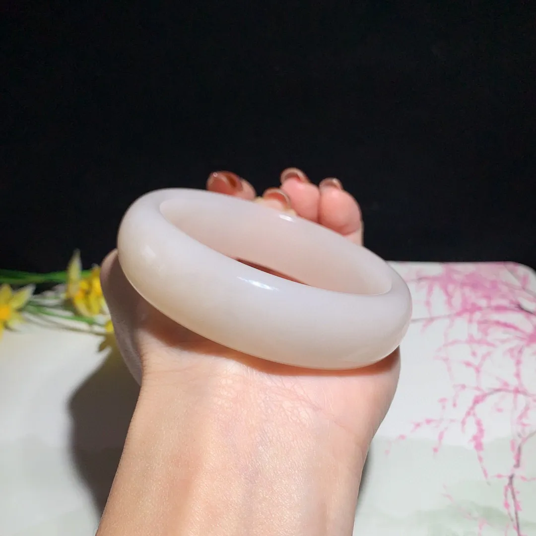 和田玉60圈口藕粉色手镯！玉质细腻油润 底色纯净 无裂无杂 脂粉好，品质好