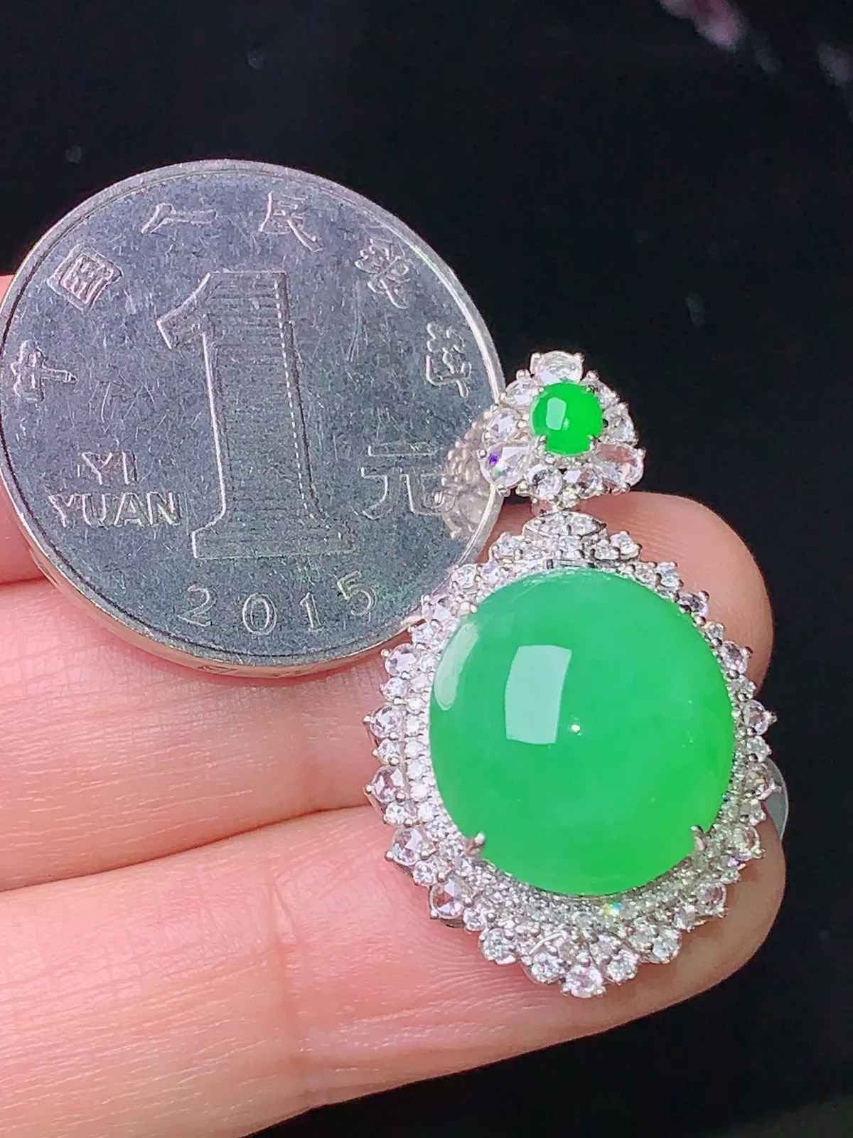 18k金钻镶嵌翠绿蛋面吊坠 玉质细腻 色泽清新艳丽 整体尺寸29.8*18.6*12