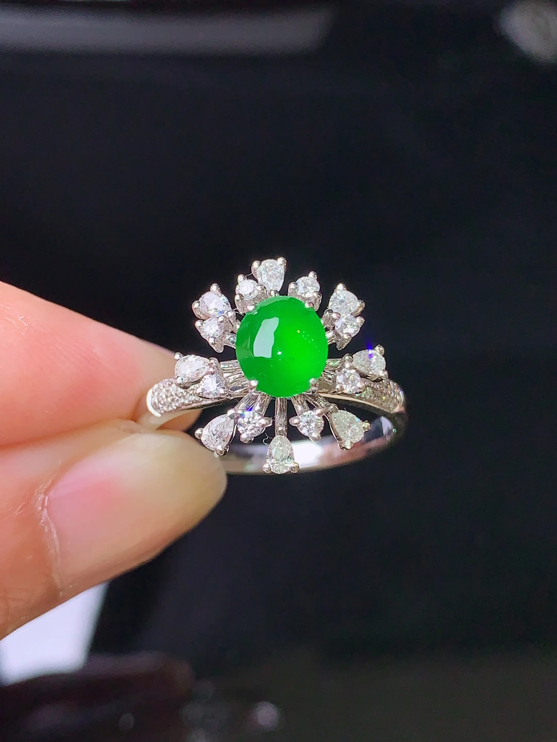 18k金钻镶嵌满绿蛋面戒指 玉质细腻 色泽艳丽 圈口14 整体尺寸14*13.3*8.2